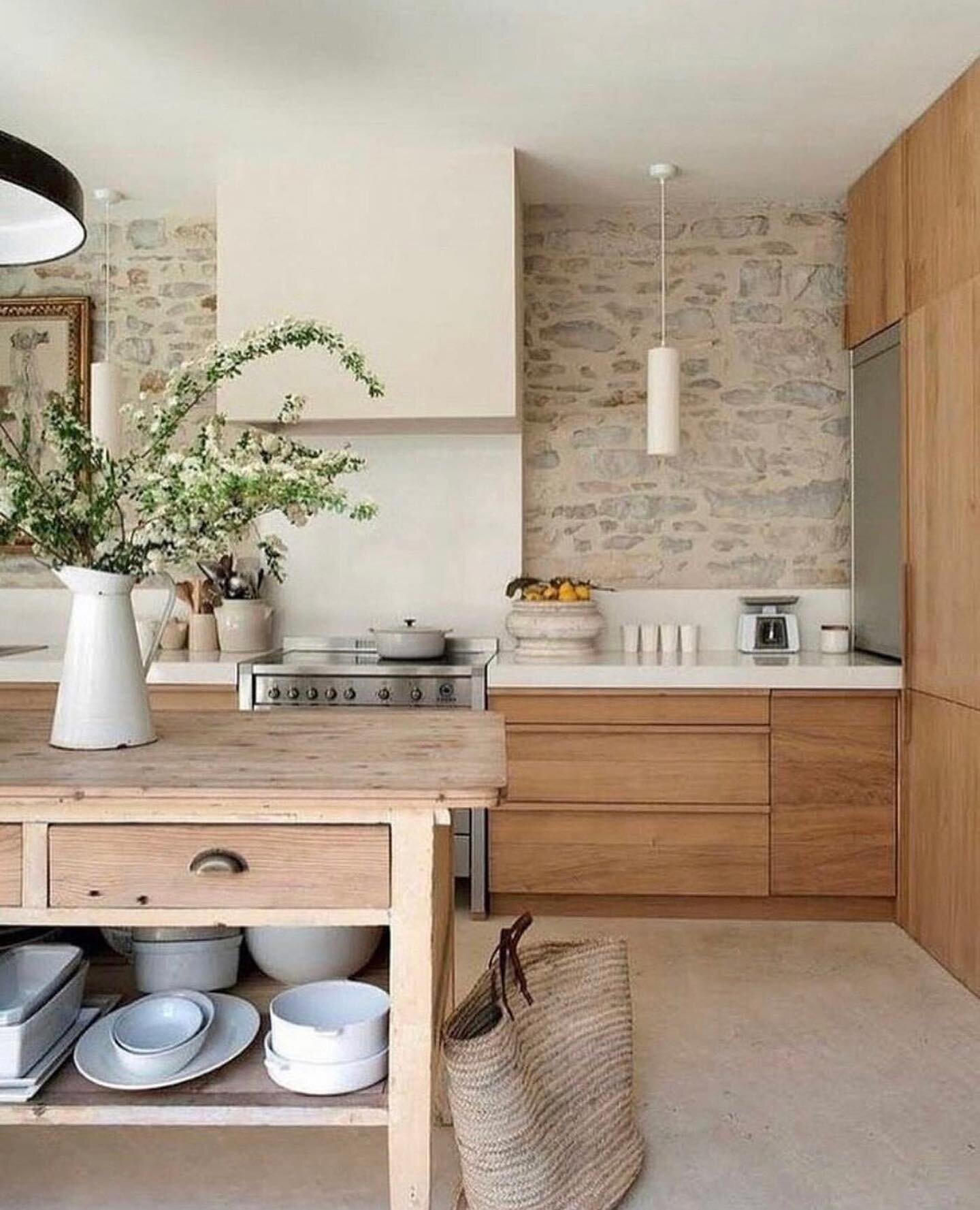 This kitchen by @mlhelmkampf is so beautiful, full of texture and hits just the right mix of modern and rustic in our opinion. Just perfect.