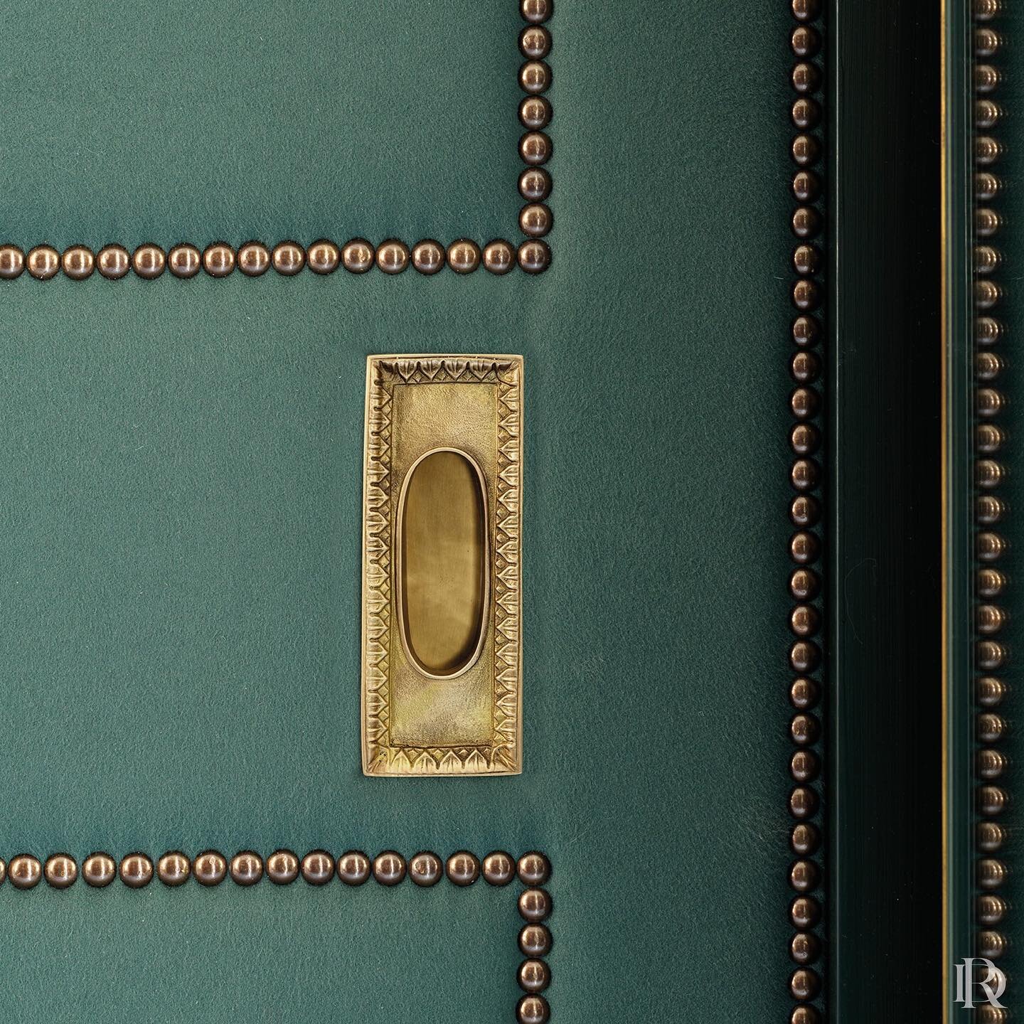 Studs in a master dressing area. Sliding wardrobe doors maximise space and are covered in green wool to give a soft feel to the room. To complete the look we installed some aged brass recessed handles 🎯 👀
.
.
.
#wardrobes #dressingroom #joinery #wo