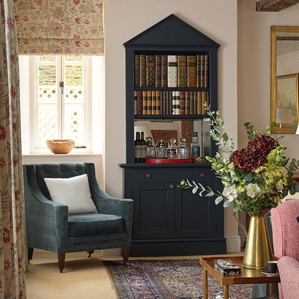 A drawing room is both an entertaining space and a place of refuge.  A comfortable reading corner is key and this one is conveniently located close to the bar! 🍹This room is a place to relax, play games or dress up and take in the view. 
.
.
.
#rion