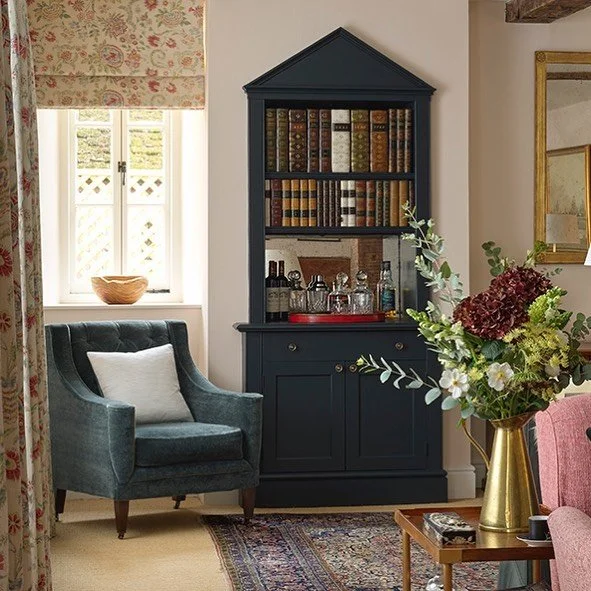A drawing room is both an entertaining space and a place of refuge.  A comfortable reading corner is key and this one is conveniently located close to the bar we designed! 🍹This room is a place to relax, play games or dress up and take in the view. 