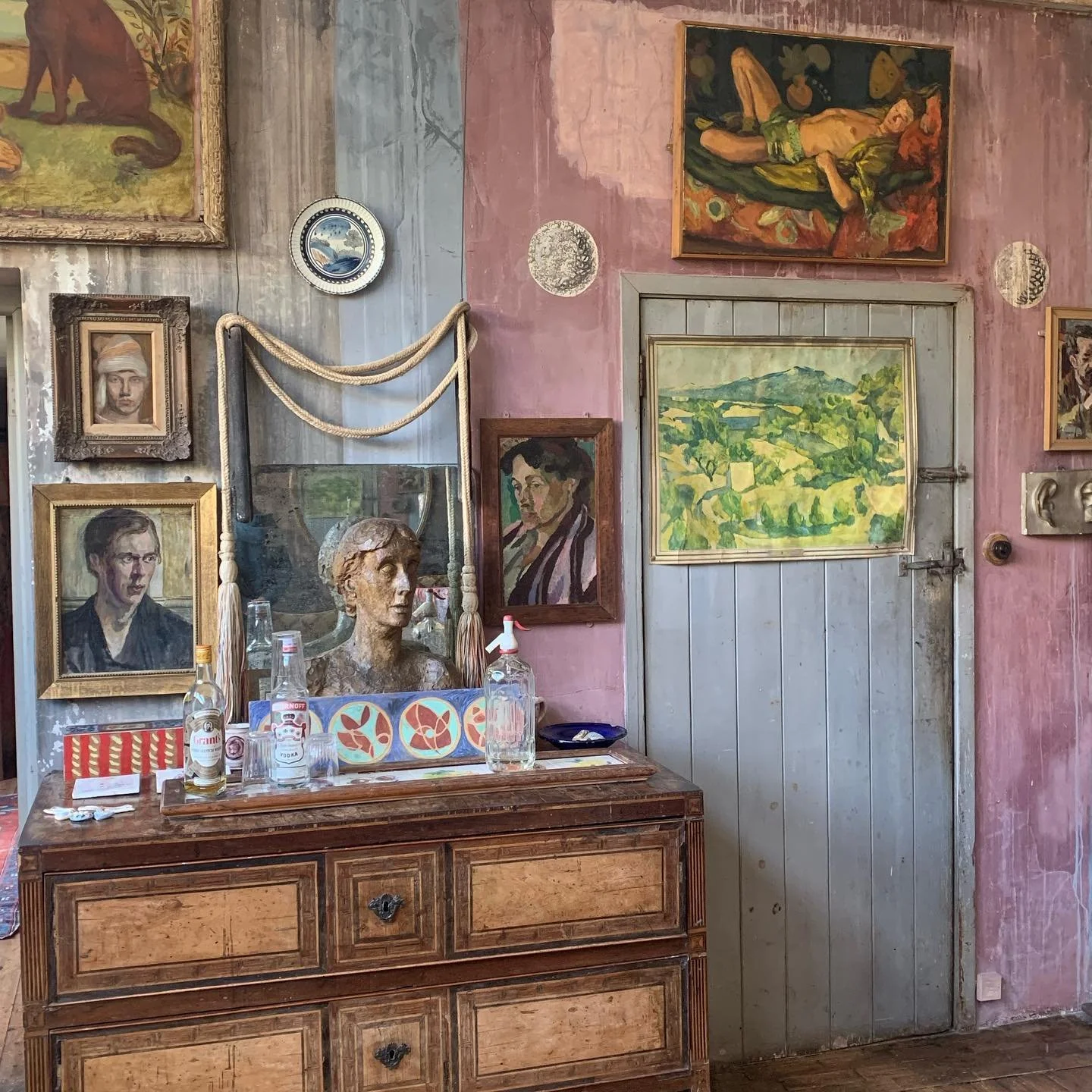 We had our first studio outing to Charleston Farmhouse this week! Amazing to see many beautiful works of Duncan Grant, Vanessa Bell and their contemporaries.  Full of inspiration for current projects 🎨 
.
.
.
📸@rionadundasinteriors 
#interiordesign