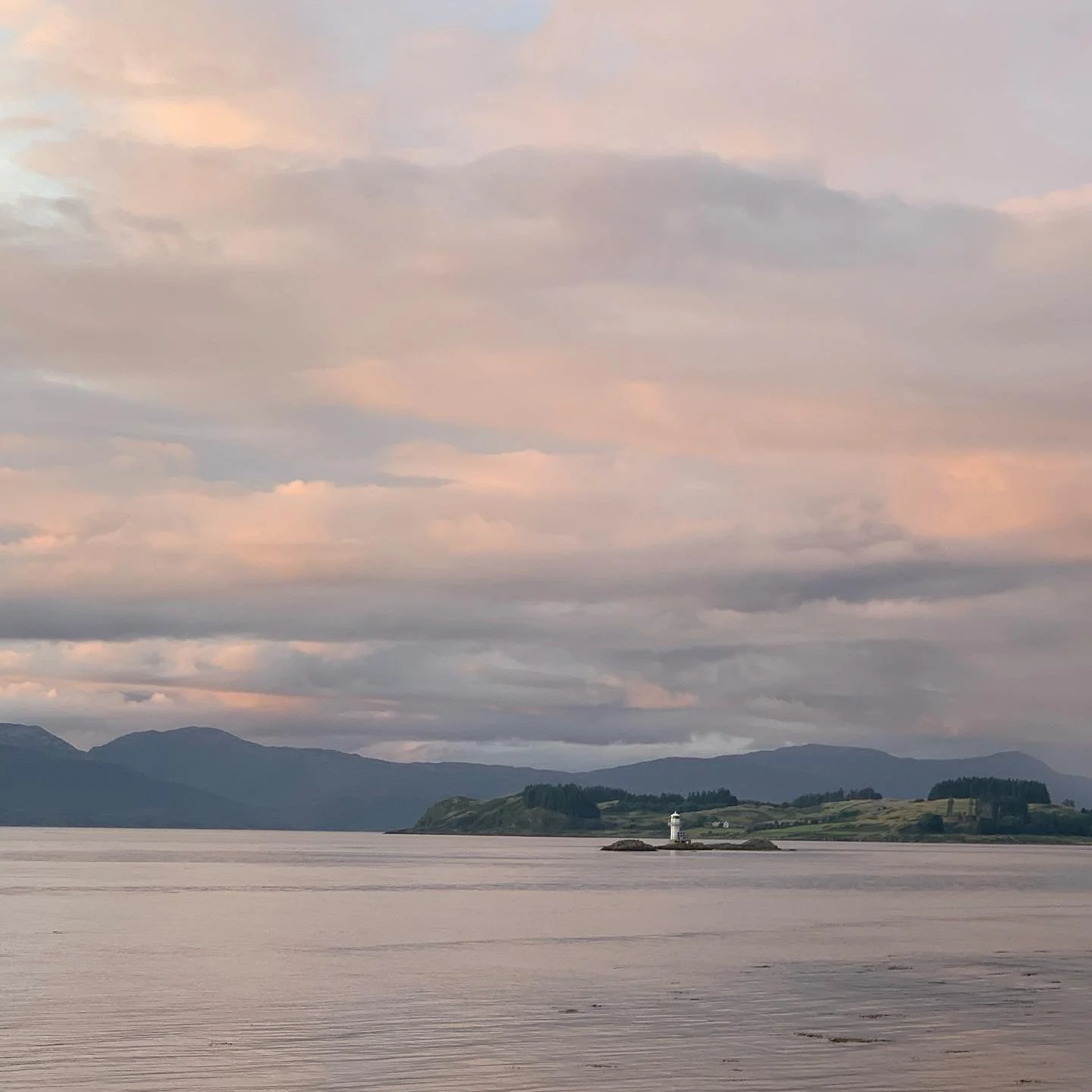 Walking from home in the Highlands with a glorious weekend wedding, map for the hills (essential!), picnics, mist and sunsets 🏔🗺🏴󠁧󠁢󠁳󠁣󠁴󠁿