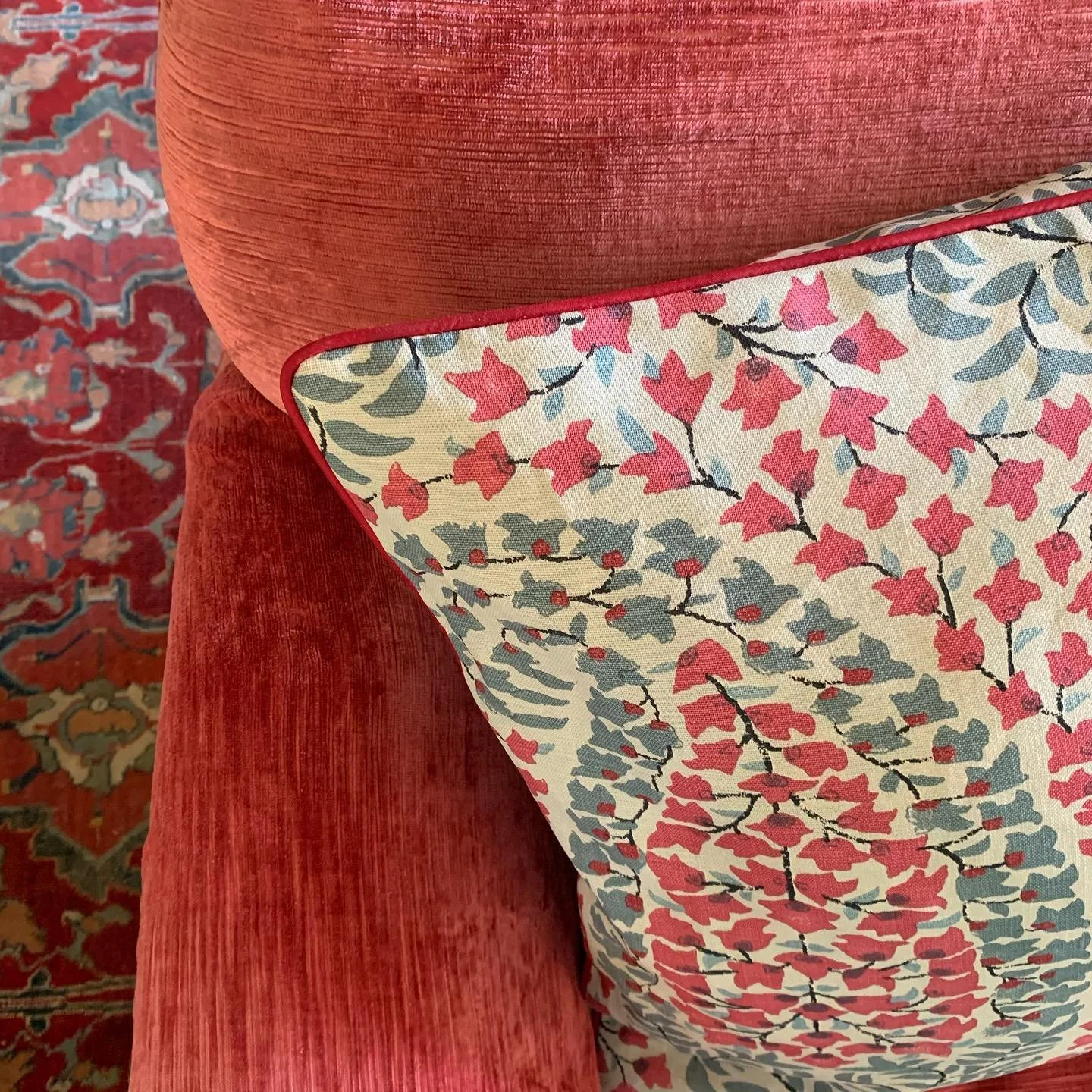 A glimpse of a Drawing Room detail in Kensington with a rose and teal cushion we made singing on a velvet sofa.  The scheme is vibrant and fun and includes georgeous @lisafinetextiles ✨
.
.
.
📸@rionadundasinteriors 
#rionadundas&nbsp;#rionadundasint