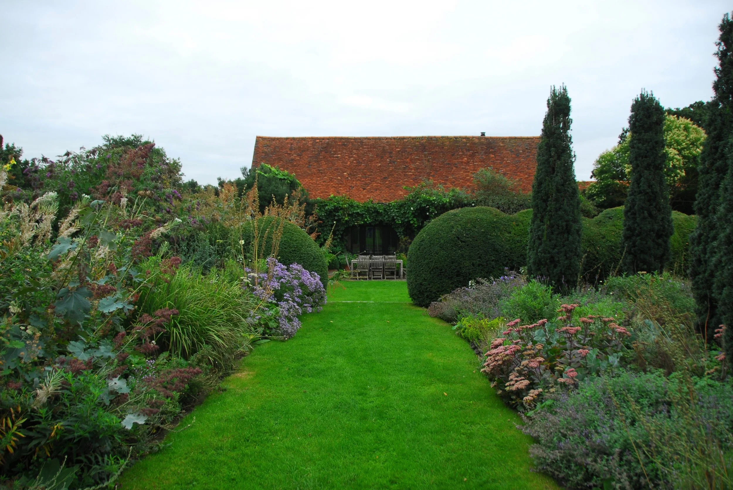 THE BARN “The home of designer Tom Stuart-Smith, and provides an intimate insight into his own evolution and experimentation, from his signature combinations of clipped plants amongst very soft perennials plantings, through to recent work with direct-sown prairie.”