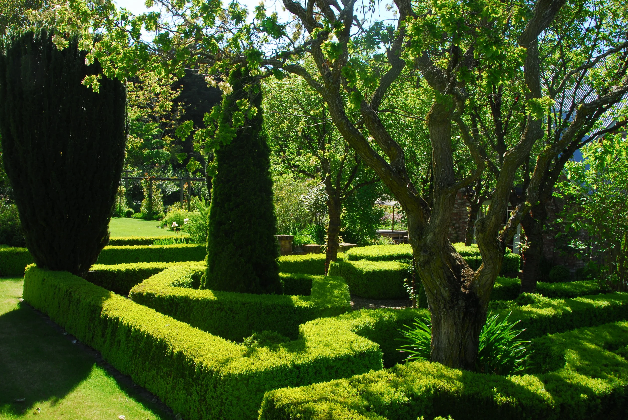 FRENSHAM Frensham is a garden of extraordinary finesse, with roses, peonies and perennials, along with choice flowering shrubs and trees in a framework that explores every spatial opportunity, from wide, gracious lawns, to narrow woodland paths, to long, climber-laden pergolas.