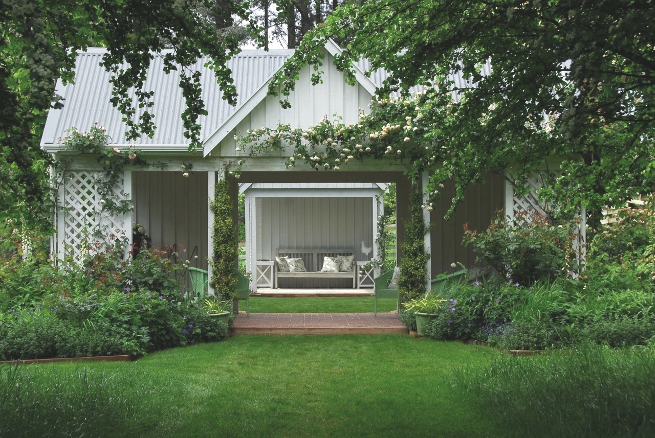 BAREWOOD One of the best English-style country gardens you’ll see anywhere! Generous, gracious lawns connected by magical avenues, as background to gorgeous colour themed plantings of roses, perennials and bulbs.