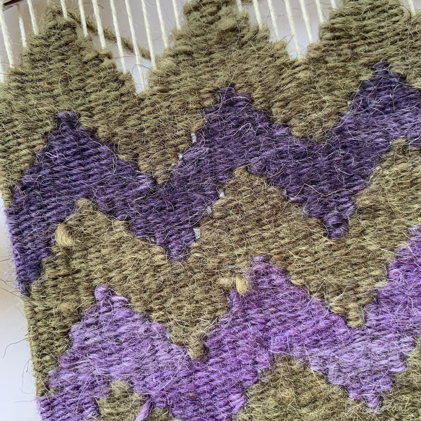 Tapestry on the loom: Zigzag 6, green and purples, churro wool weft yarn
.
.
.
.
.
.
.
.
#tapestryweaving #handweaving #fiberart #fiberarts #fibrearts #fibreart #fibreartist #textileart #yarnlove #weaving #tapestryart #tapestryweaversofinstagram #wea