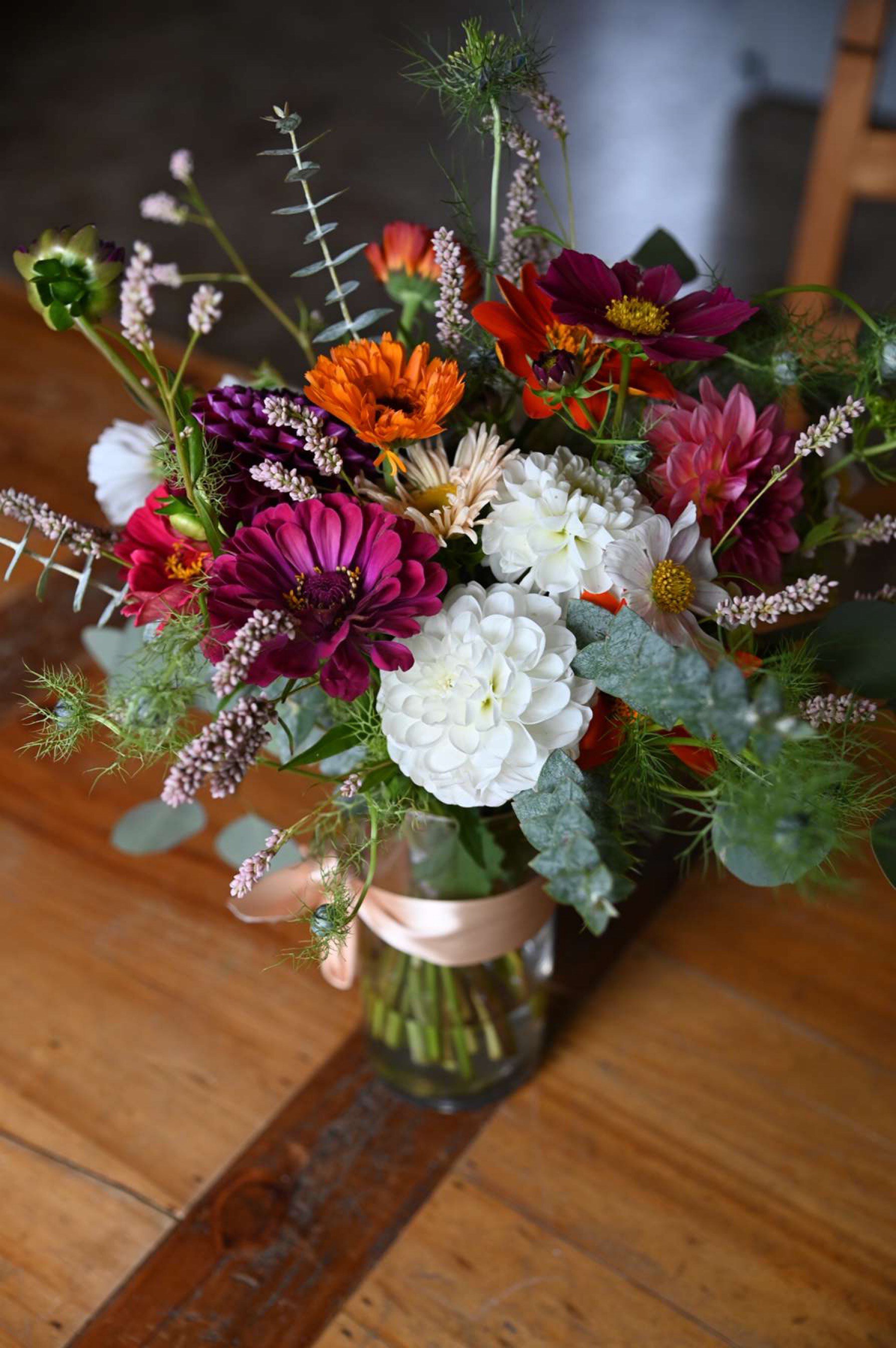 Flowers_Delivery_Medford_Wisconsin_Florist_Vase_Arrangement_Uniqueflowers.JPG