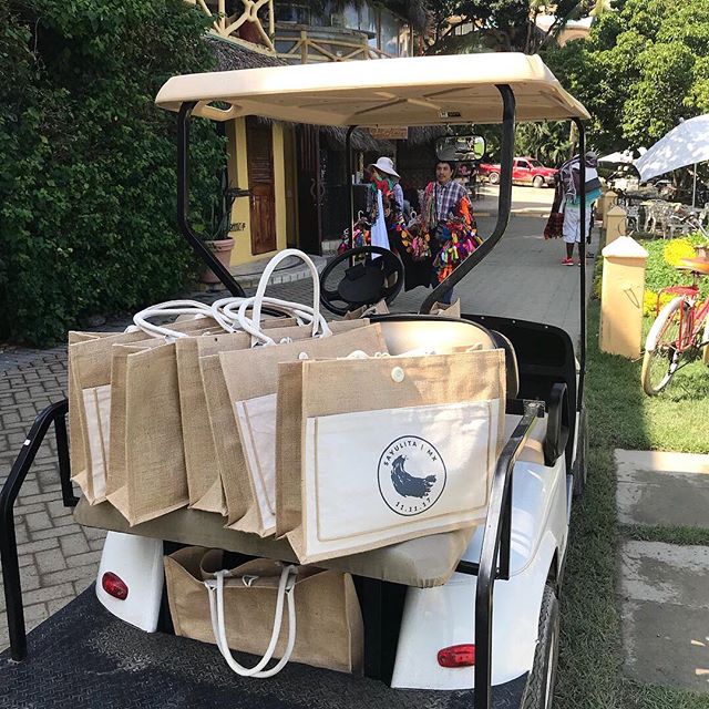 A YEAR ago today my sister and I were putting around the streets of Sayulita in a golf cart eating chocolate bananas and delivering guest bags for my very own wedding!! I have no idea where the time has gone 🙃 I wish I could zip myself back to one o