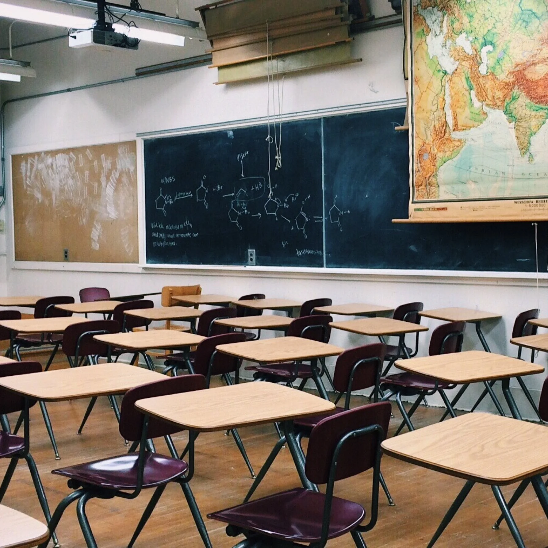 classroom-2093744.jpg