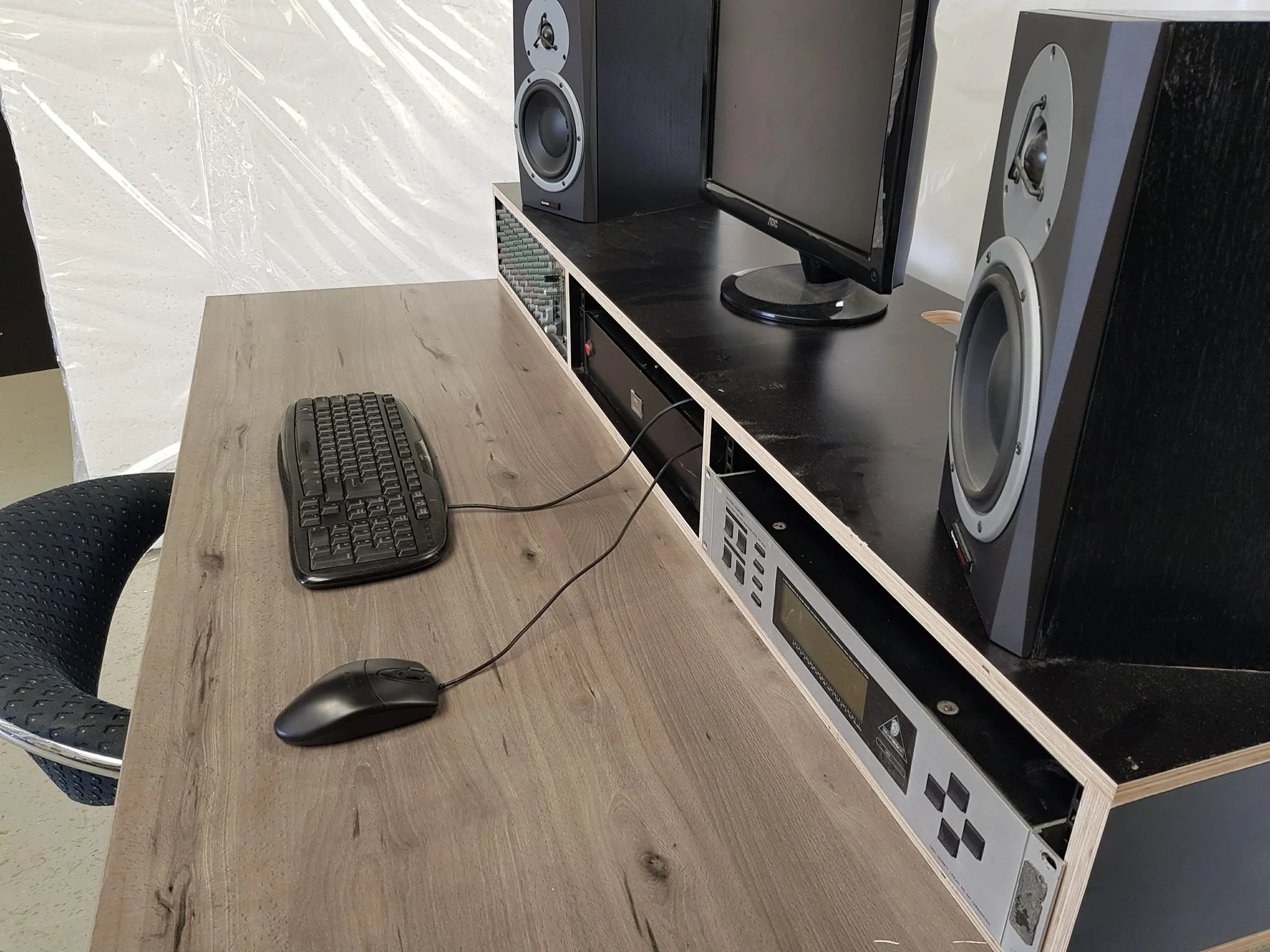 AdaptaDesk support for monitors