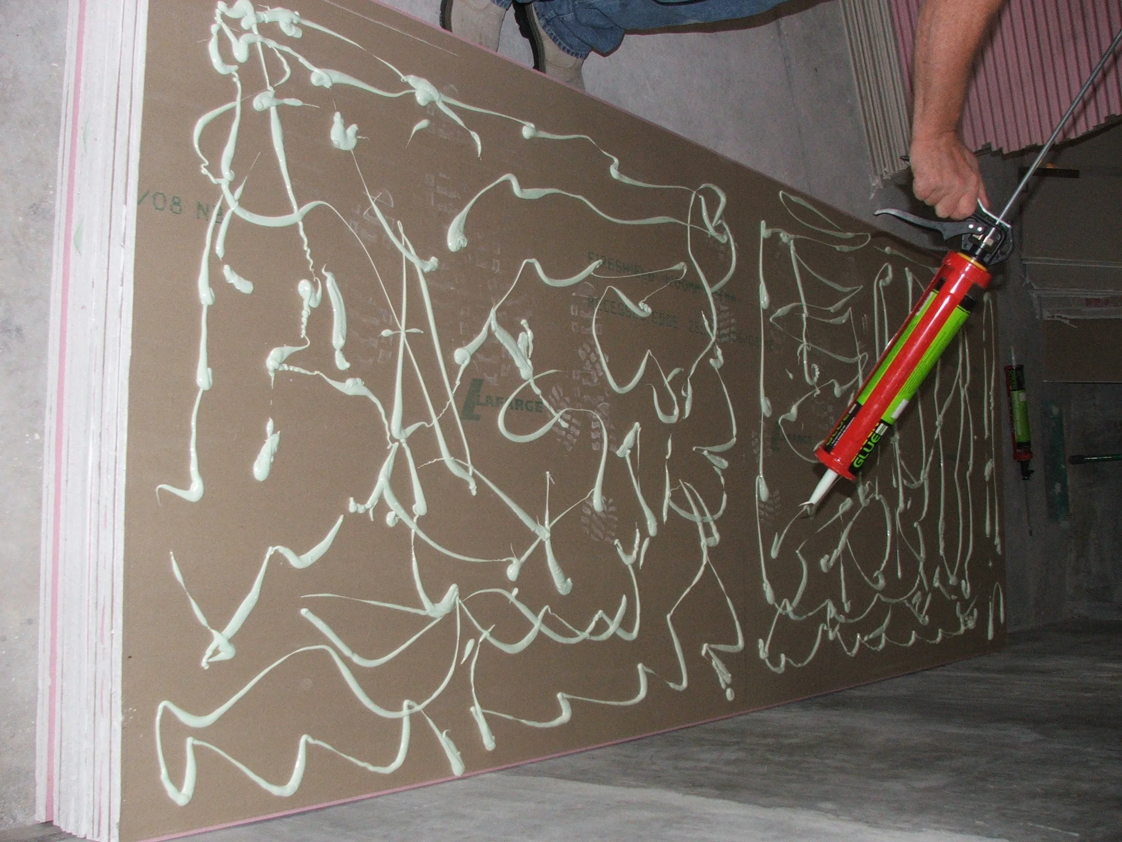 Applying Green Glue to plasterboard
