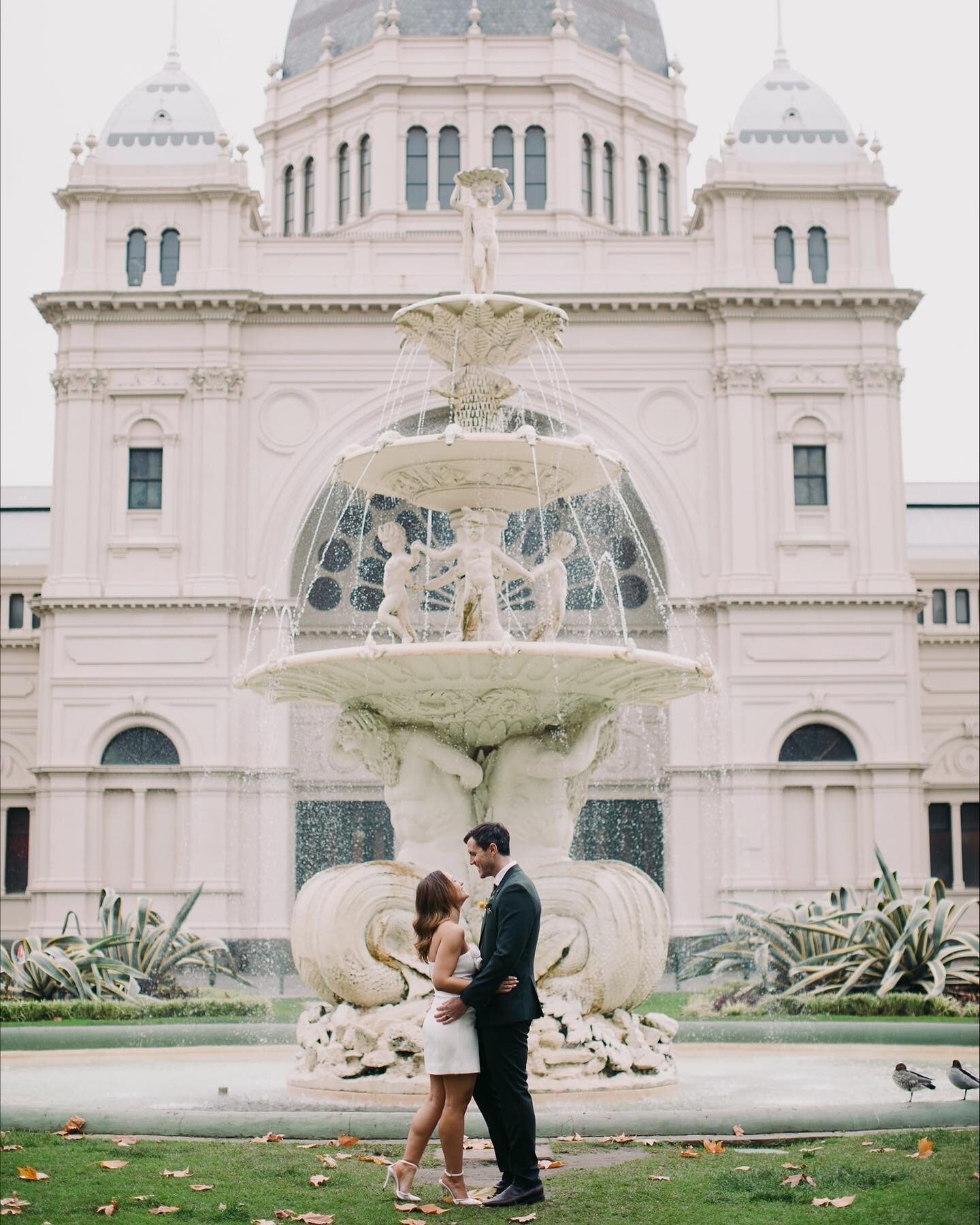 IS THIS ANOTHER EURO ELOPEMENT? 🙅🏼&zwj;♀️
.
Nope! 😂
.
Surprise, surprise this is the Carlton Gardens in Melbourne! 🤯 Such a beautiful elopement space where no permits or payment are needed! An amazingly accessible, beautiful space!
.
Sanja and Ca