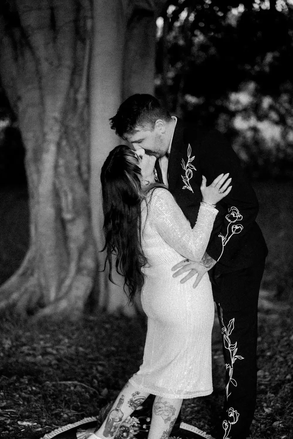 Couple kissing under a tree in Kings Park Perth after their elopement with I Do Drive Thru — elopement celebrant from $400