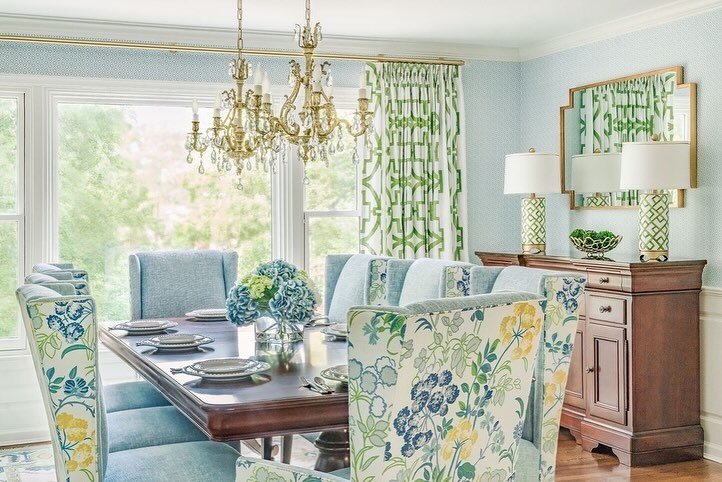 Dreaming of Easter gatherings in this gorgeous dining room! 🌷🌱🪻✨ The stunning soft blue and yellow floral with fresh green accents sets the scene for memorable family moments. This project showcases the perfect balance of a statement pattern and t