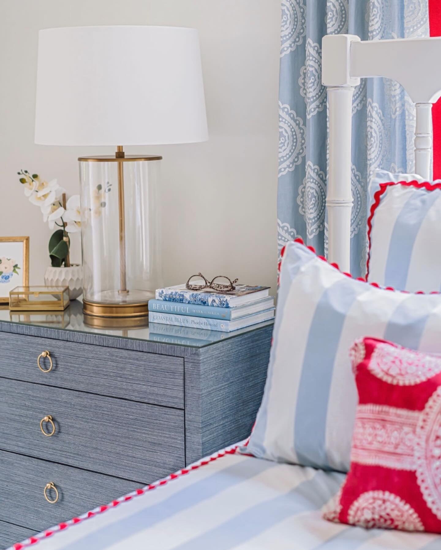 Why two fabulous three drawer chests make the best guestroom bedside tables&hellip;💙💙✨

Not only do they immediately become gorgeous statement pieces in this guestroom but they provide guests ample storage for their stay. You can also keep extra gu