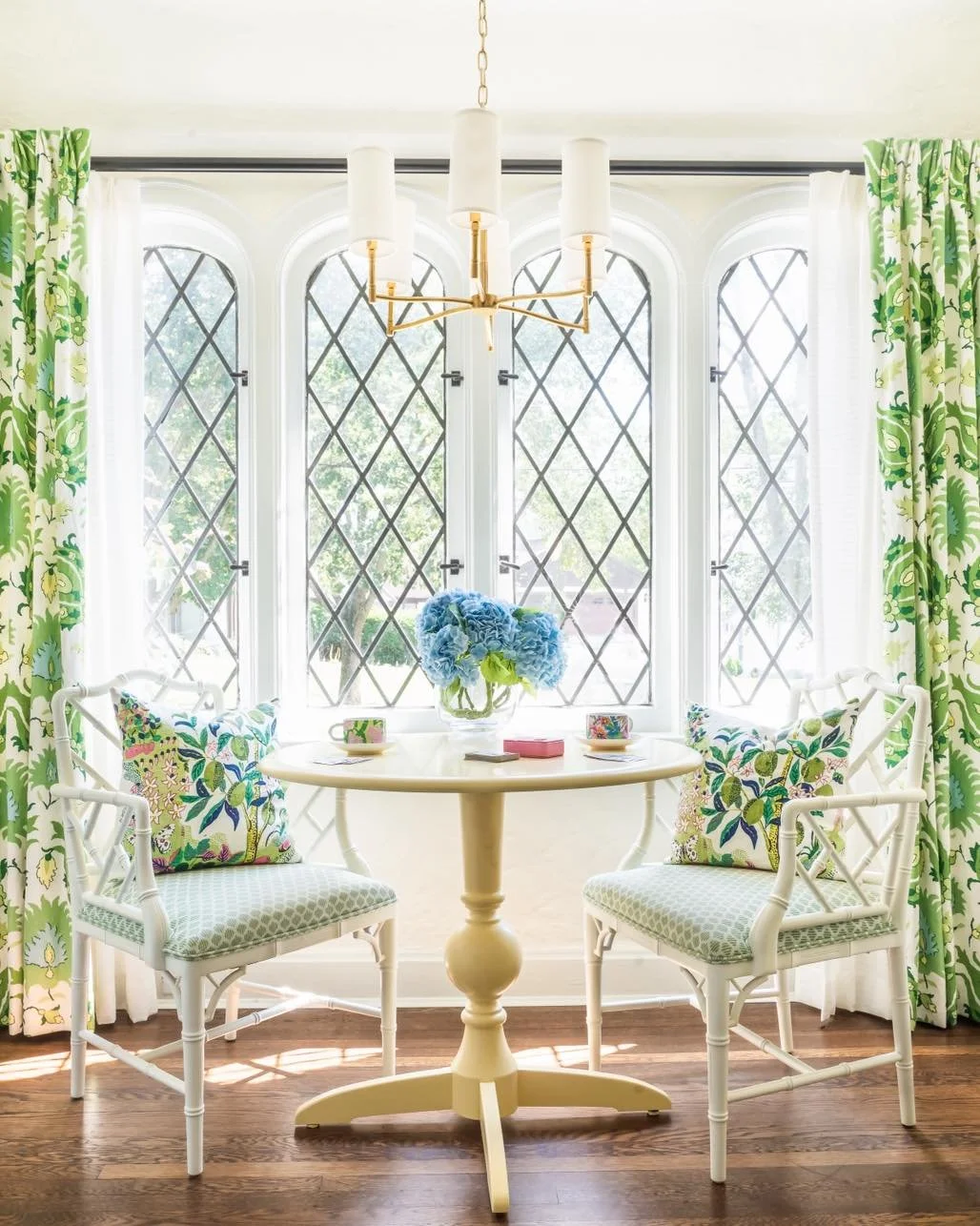 A sunny corner that proves pattern and personality go hand in hand. From the botanical window treatments to the layered pillows, every detail in this space was chosen to create a cheerful, collected, and timeless design moment.

📷 kwdcreative

#Wind