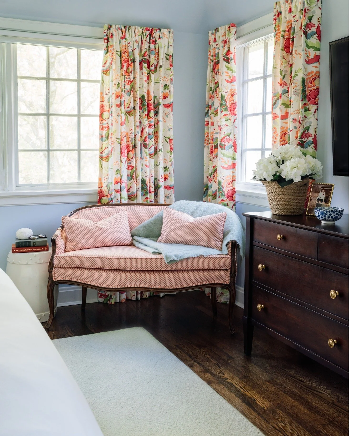 Custom upholstery is the finishing touch that ties your space together &mdash; harmonizing with other bespoke pieces like cabinetry, drapery, and millwork to create a seamless, one-of-a-kind look that&rsquo;s truly yours.

Photography: @kwdcreative 
