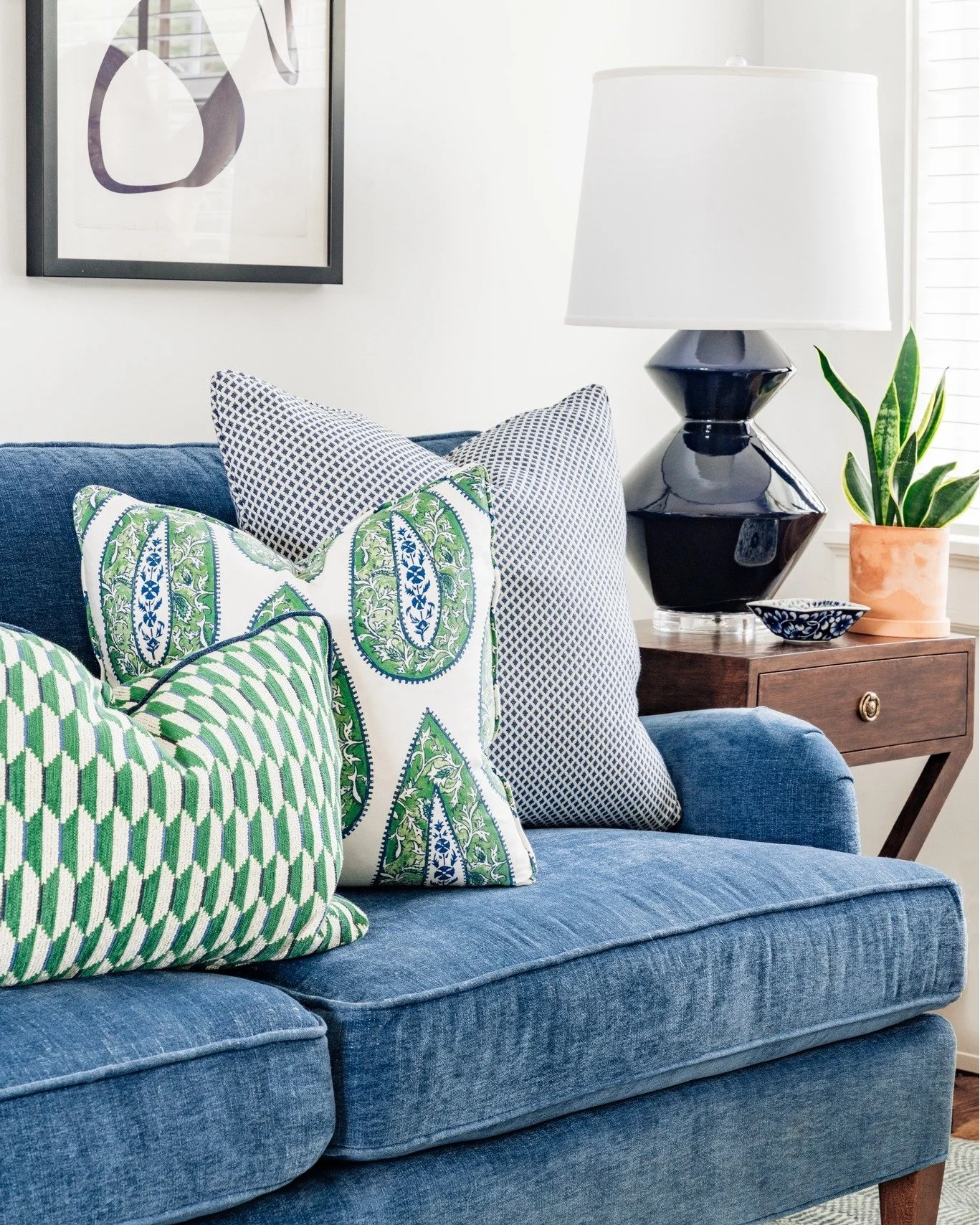 Not twins, but soulmates ✨ Proof that the best looks don&rsquo;t match&mdash;they coordinate.

Photography: @kwdcreative 

#windinglaneinteriors #midwestliving #cincinnatiinteriordesigner #interiordesign