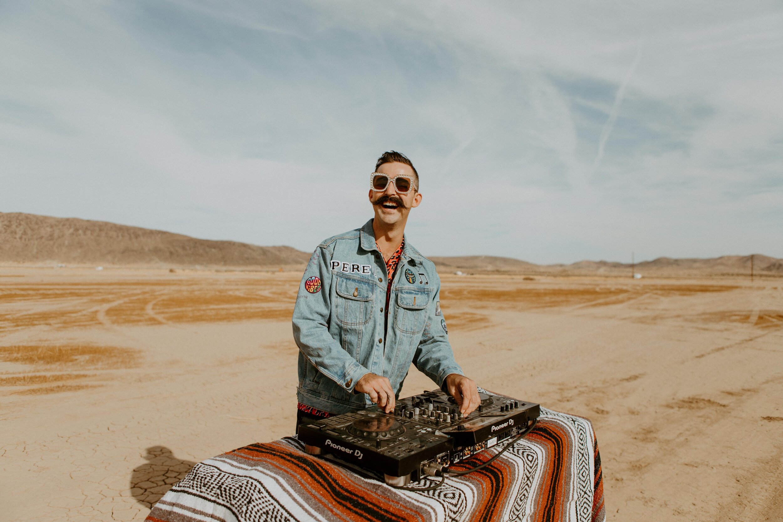 Ashley + Kyle adventure joshua tree session desert-7.jpg