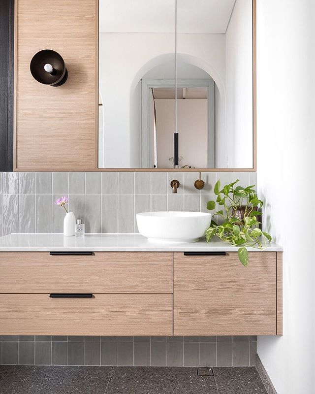 [ C R O W D . P L E A S E R ]
This compact en-suite from our #GillespieHousebySA is an all time fave and sure packs a punch with clever details and beautifully considered finishes
.
A space I wouldn&rsquo;t mind calling my own!
.
📷 @dionrobeson / st