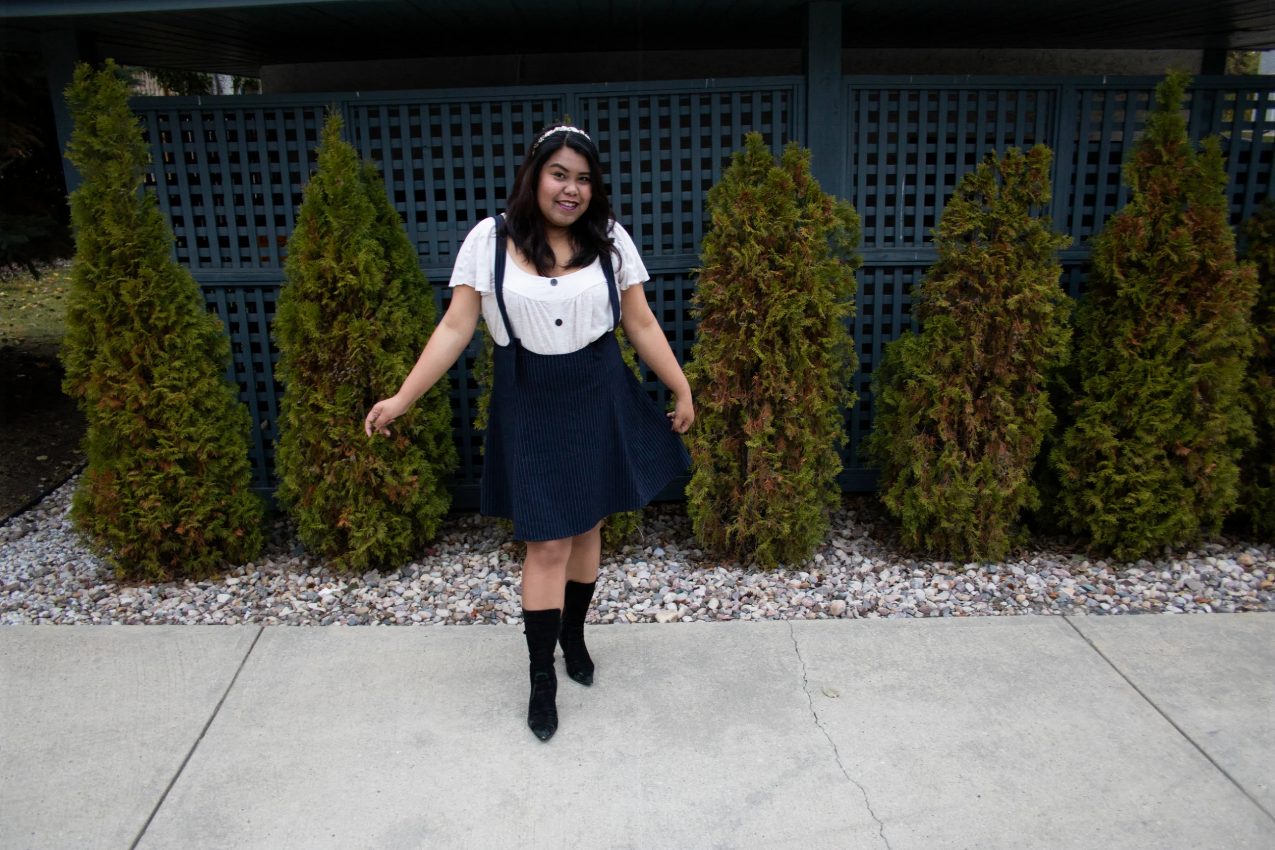 affordable vintage outfit, how to wear vintage, cheap vintage outfit, ways to wear vintage, cheap way to wear vintage, vintage clothes ideas, easy vintage clothes ideas, fall outfit inspiration, how to buy cheap vintage clothes, cheap vintage clothes, affordable vintage clothes, vintage fashion trend, vintage fashion inspiration, overall skirts, how to wear overall skirts, blue overall skirts, black velvet boots, black suede boots
