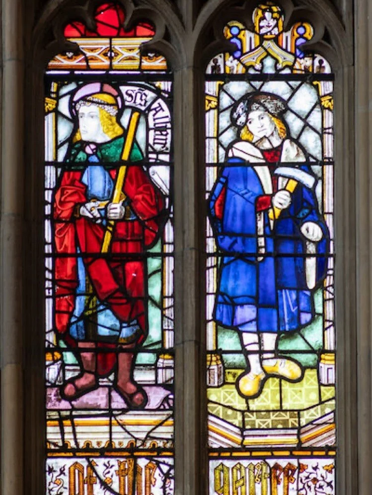 Meet the man with the mallet - probably William Vertue, Master Mason of the West Window @stgeorgeschapelwindsorcastle. Around him, kings, knights, popes, bishops &amp; a few civilians in 75 stained glass lights, likely by King&rsquo;s glazier Barnard