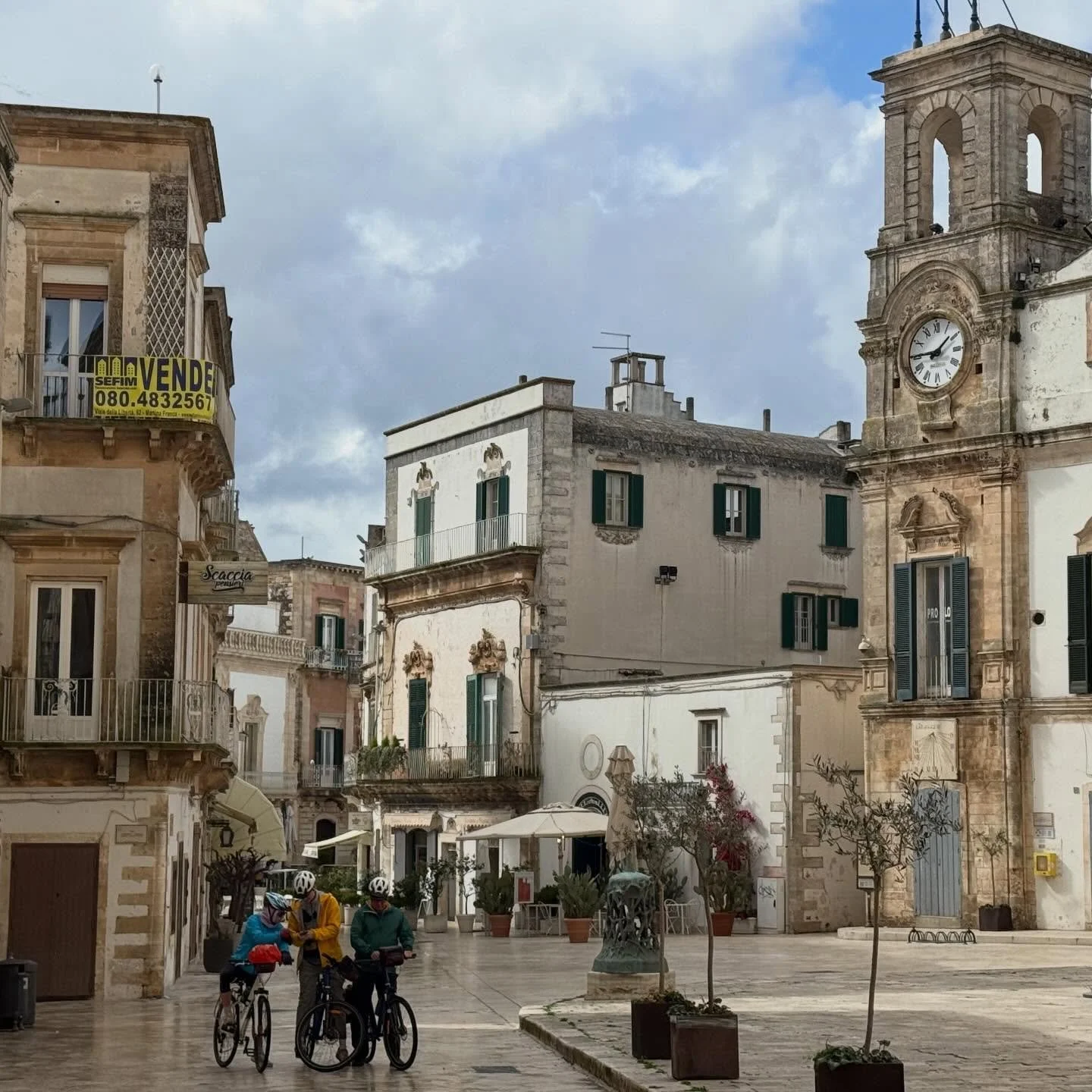 Happy Mothering Sunday to all - with my babes in a chilly and rainy, but still beautiful, Puglia. 🇮🇹💛
Trulli at every turn - and a visit to San Martino in Martina Franca: a gloriously exuberant Rococo collegiate church, complete with more recent s