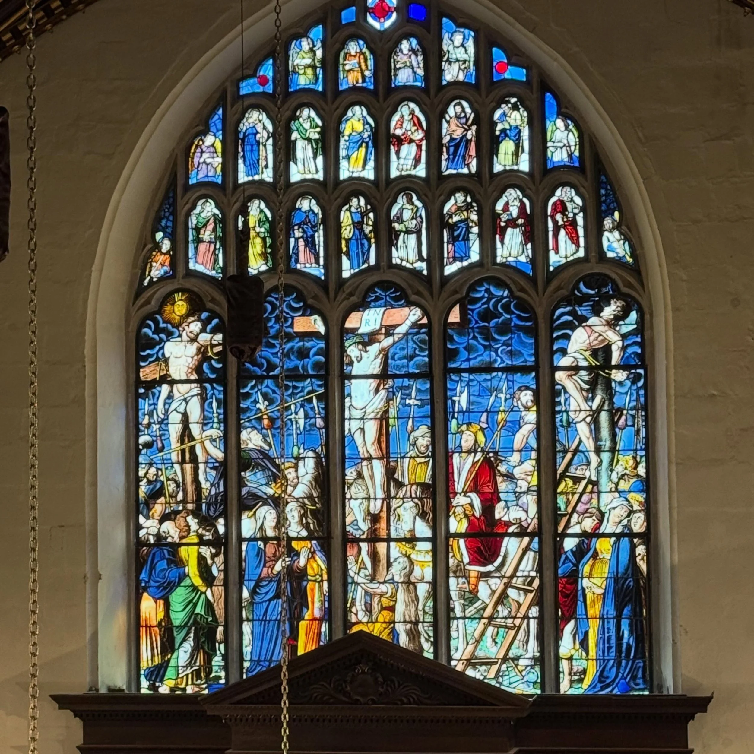 In the 1632 chapel @peterhouse_cam commissioned by Master Matthew Wren (later Bishop of Ely, imprisoned during the Commonwealth and uncle of Christopher Wren), a fascinating early 17th-century East Window: the Crucifixion with the two thieves, the Vi