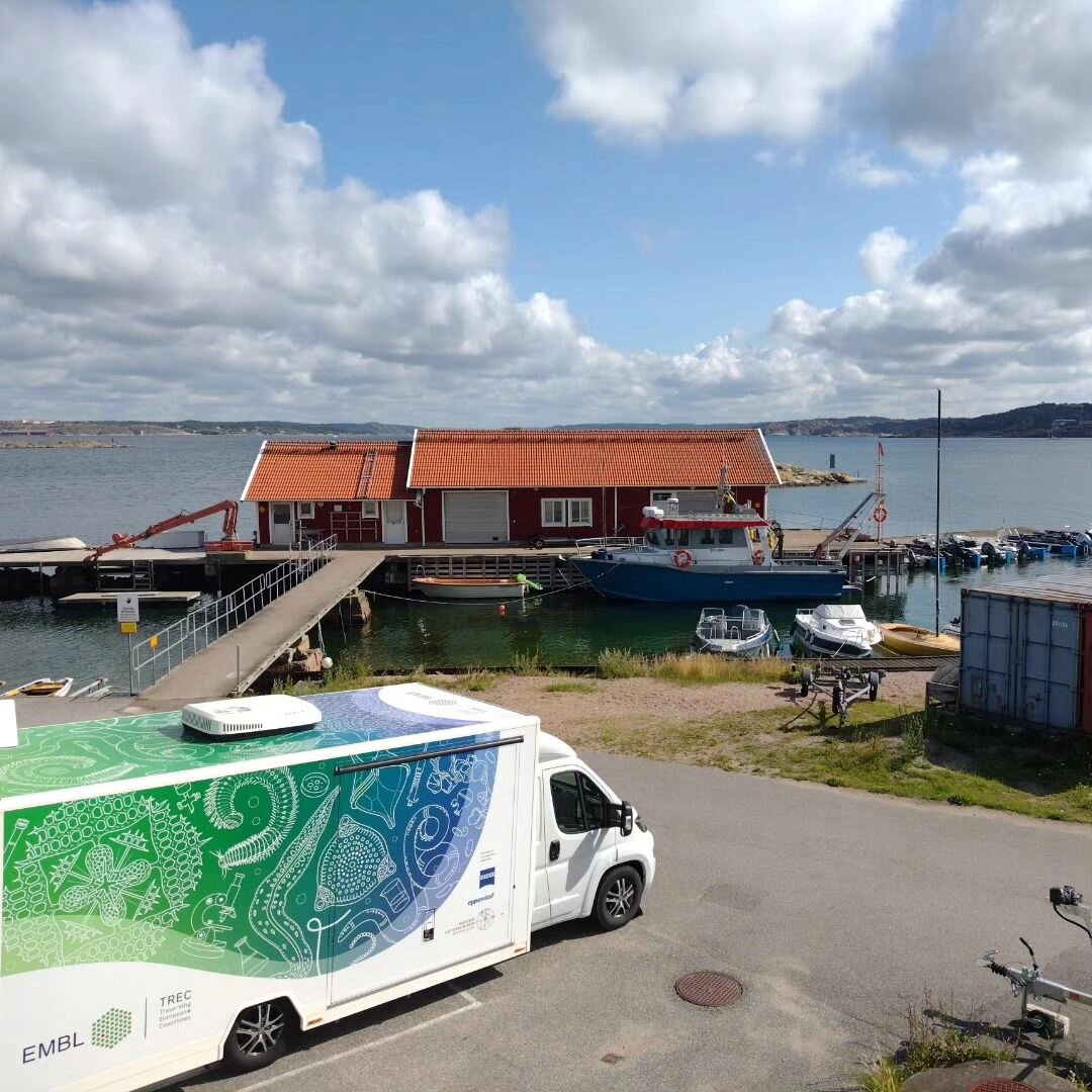 Exploring the area around Kristineberg Center @universityofgothenburg and sampling soil, aerosol, water, and sediment at a windy beach 🐚🍃🌊

This marks the end of our volunteers' time with @embl_org's TREC expedition. Hope to meet again! 

@fondati