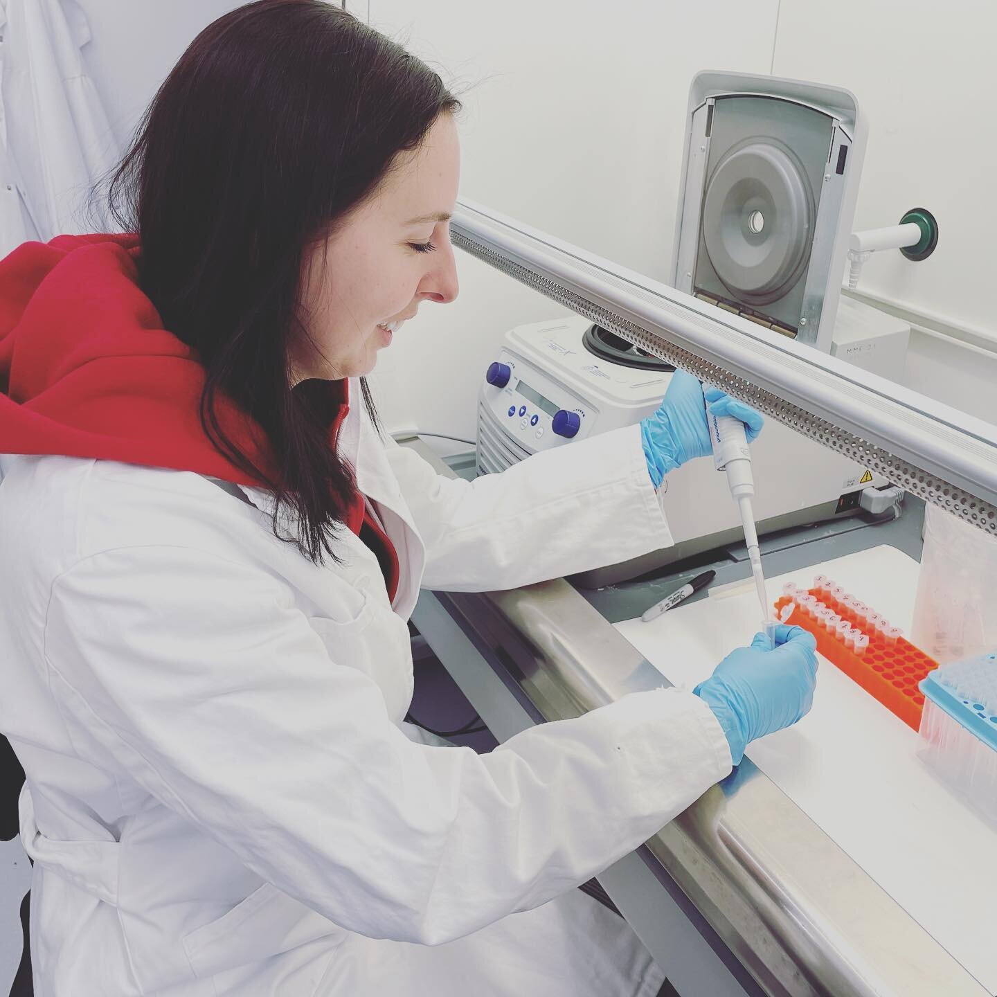 Laura (Lab manager, @linneuniversitetet ) works with Justyna (@stockholmuniversity ) on developing DNA extraction technique. Are you a microbiology researcher in Sweden? Want the chance to travel to a new city, work in a different lab and meet new co