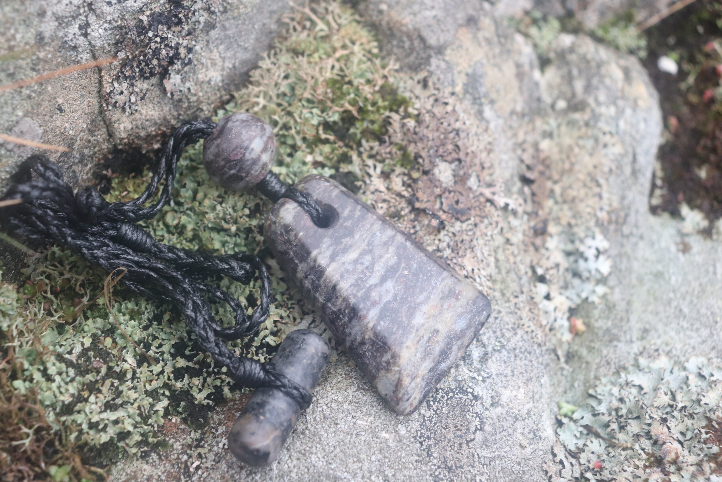 tripartite garnetiferous chunky carving