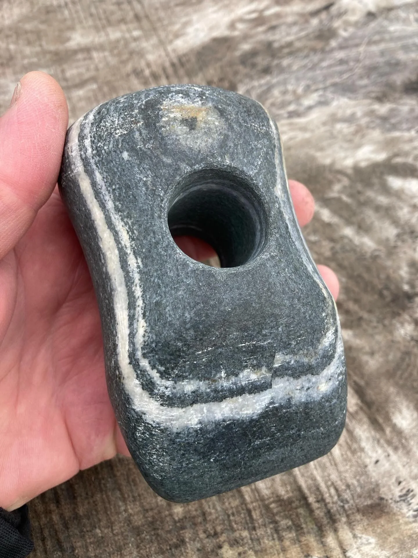 Astonishing #Neolithic find
In the #OuterHebrides 
Well.. in the Gneiss Things workshop anyway..
Totally forgot we&rsquo;d carved this!
Maybe I&rsquo;ll make some more 🤔 

 #stonetools #madeinscotland #IsleofHarris
