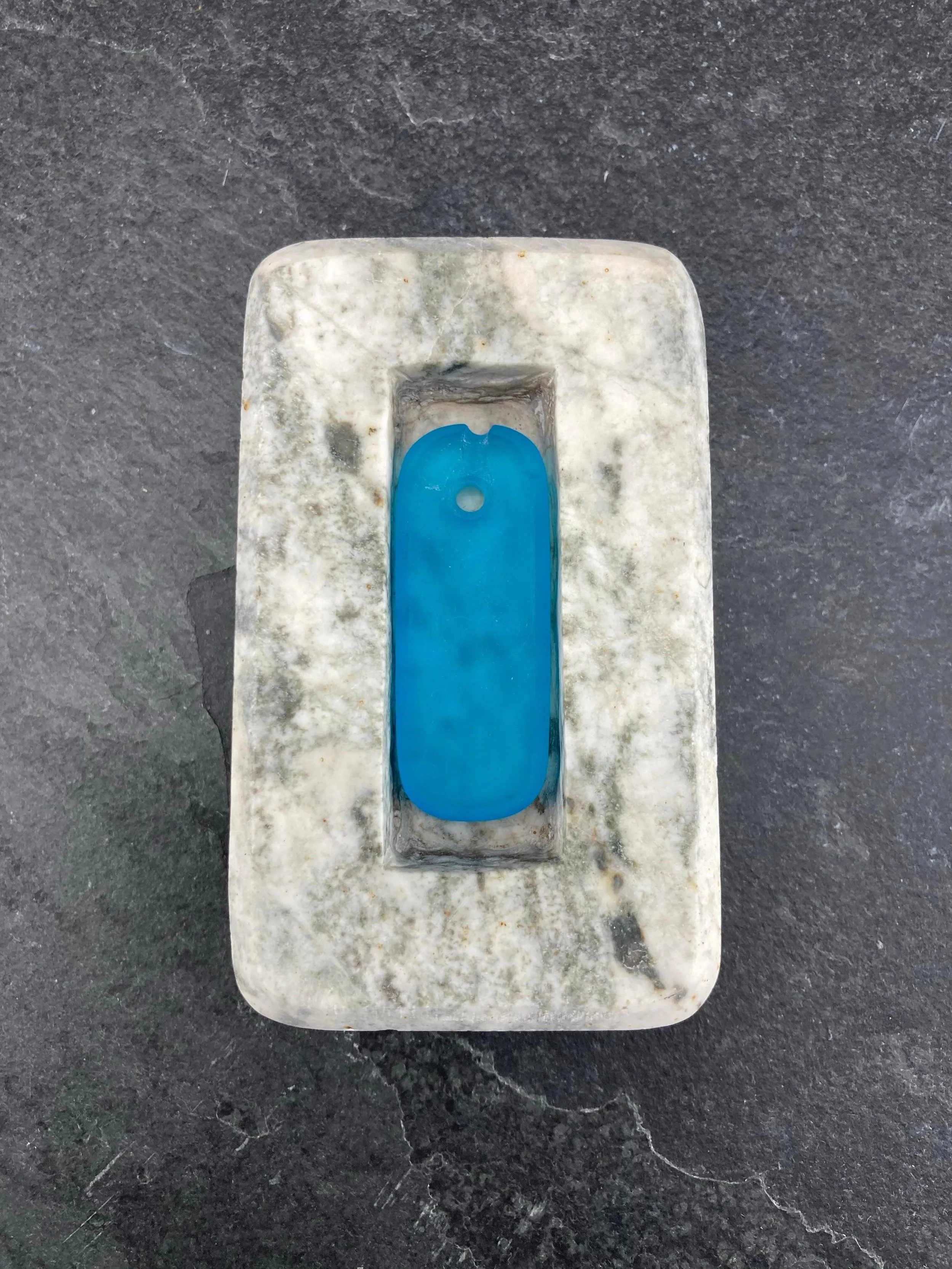 Sarcophaglass

A glass burial chamber carved in marble forming a case for some cold worked blue glass 

#carving #seaglass #ScottishMakers #ContemporaryCraft #StoneJewellery