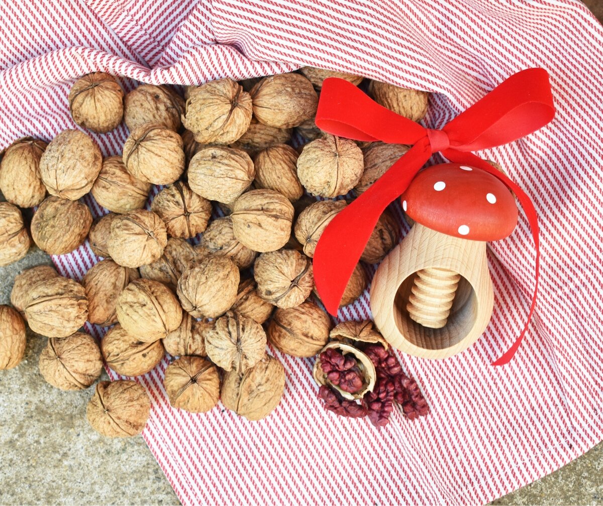 Red_Nut_Cracker_big_red_nuts.jpg