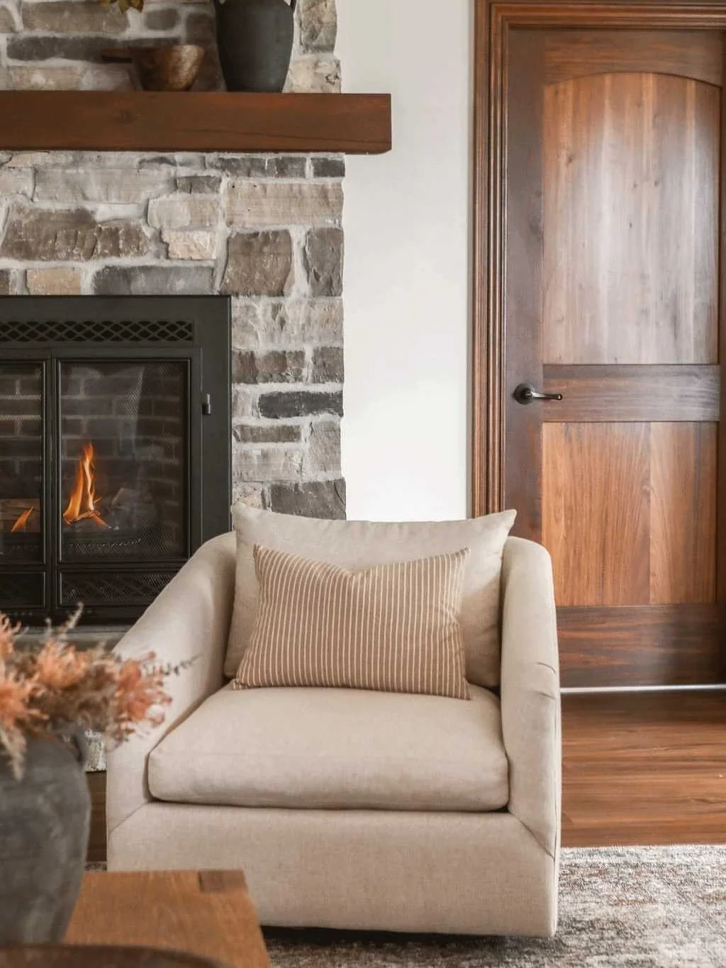 It&rsquo;s October already&hellip; I feel like it&rsquo;s time we can start posting all our cozy photos! 

Fall looks good on this beautiful country property, doesn&rsquo;t it? 

Design by @ambianceinteriors
Photography by @peachmedia_ca
.
.
.
#listo