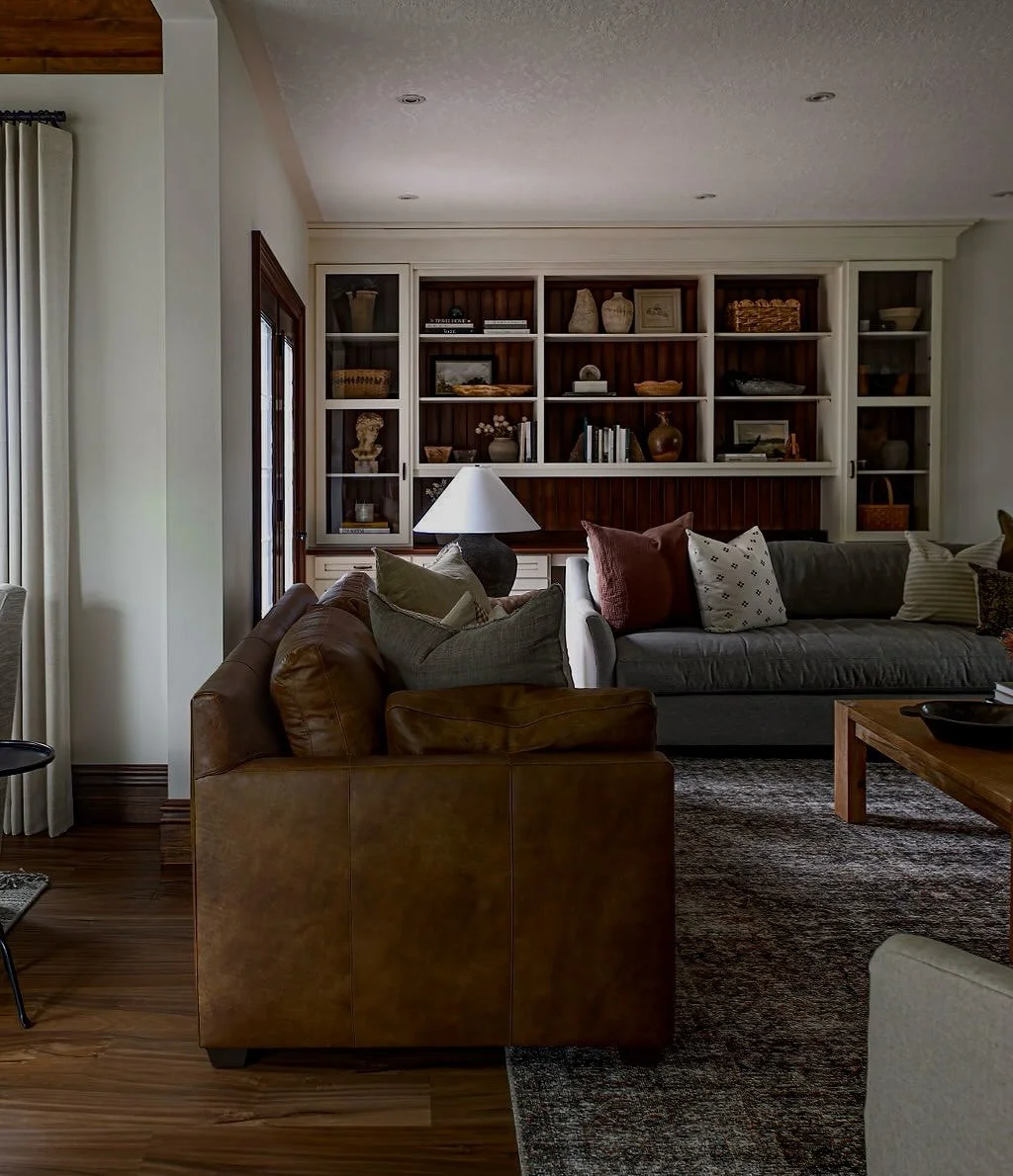 ✨ Before &amp; After Magic ✨
From dark + dated to warm, layered, and elevated, and we didn&rsquo;t even replace the cabinetry! This living room got a serious glow-up. Goodbye oversized black recliners, hello tailored textures, curated shelf styling, 