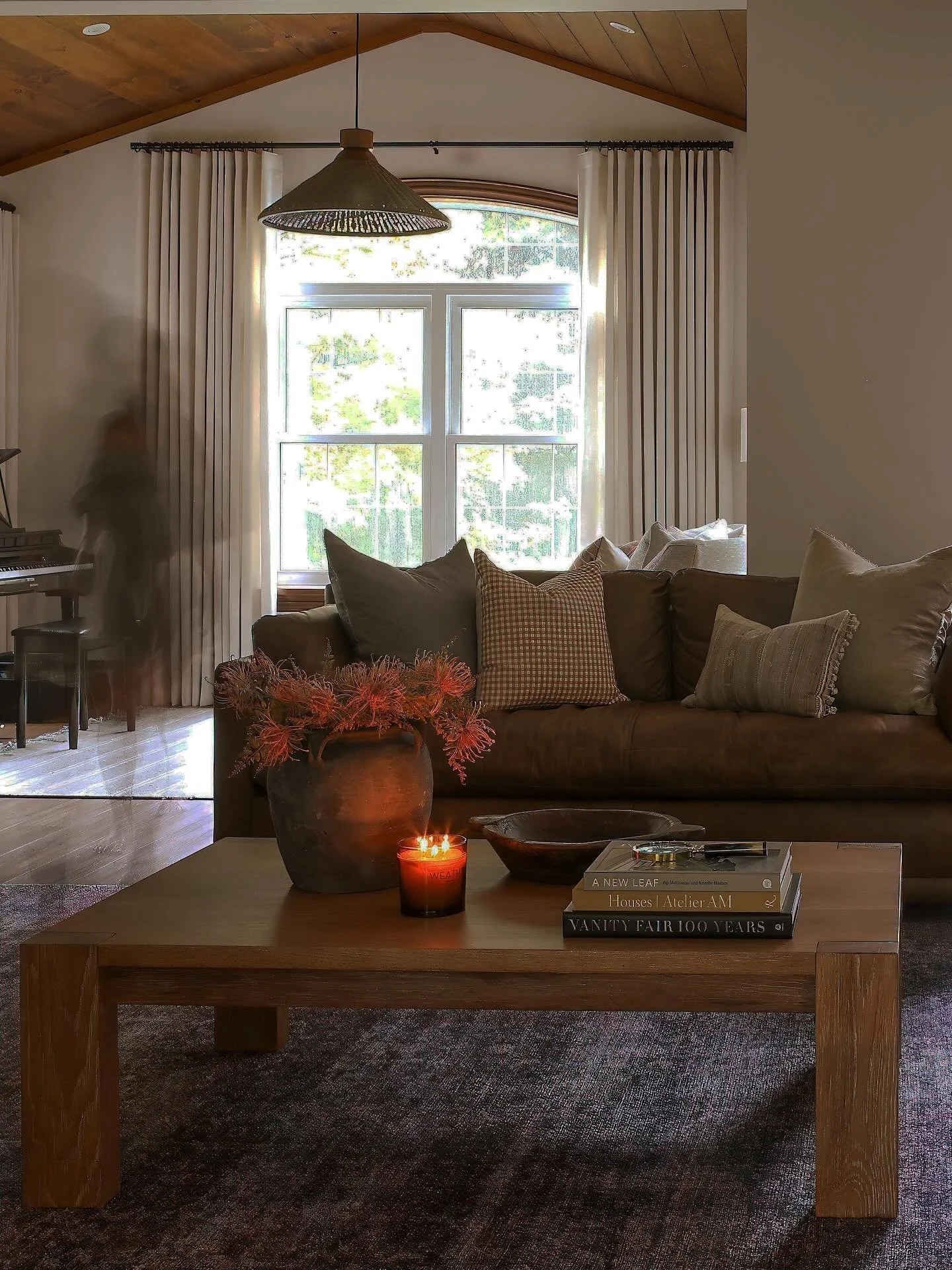 Cozy corners, candlelight, and a dash of Halloween mood &mdash; the perfect mix of seasonal and sophisticated 🕯️🎃

#ProjectAFamilyAffair
Design by @ambianceinteriors
Photography by @peachmedia_ca

.
.
.
#listowelinteriordesigner #londoninteriordesi