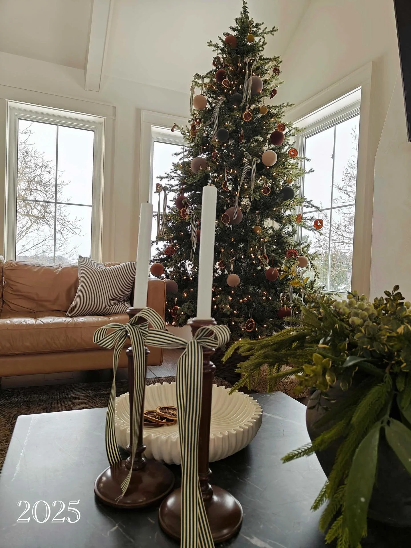 It&rsquo;s beginning to look a lot like Christmas!!!🎄 

The evolution of the #AmbianceHomestead Christmas tree is something else! We had overstuffed + White Tulle. We had giant spray painted glossy &amp; matte black ornaments. We had green plaid! Bu