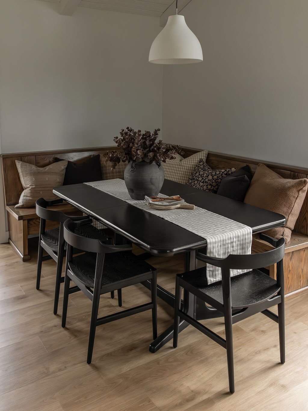 A cozy banquette designed for slow mornings, long dinners and everything in between ❤️

#ProjectAmbianceDoesEuroModern

Design by @ambianceinteriors
Photography by @peachmedia_ca
Table and Bench refinished by @lucypearlle

.
.
.
#listowelinteriordesi