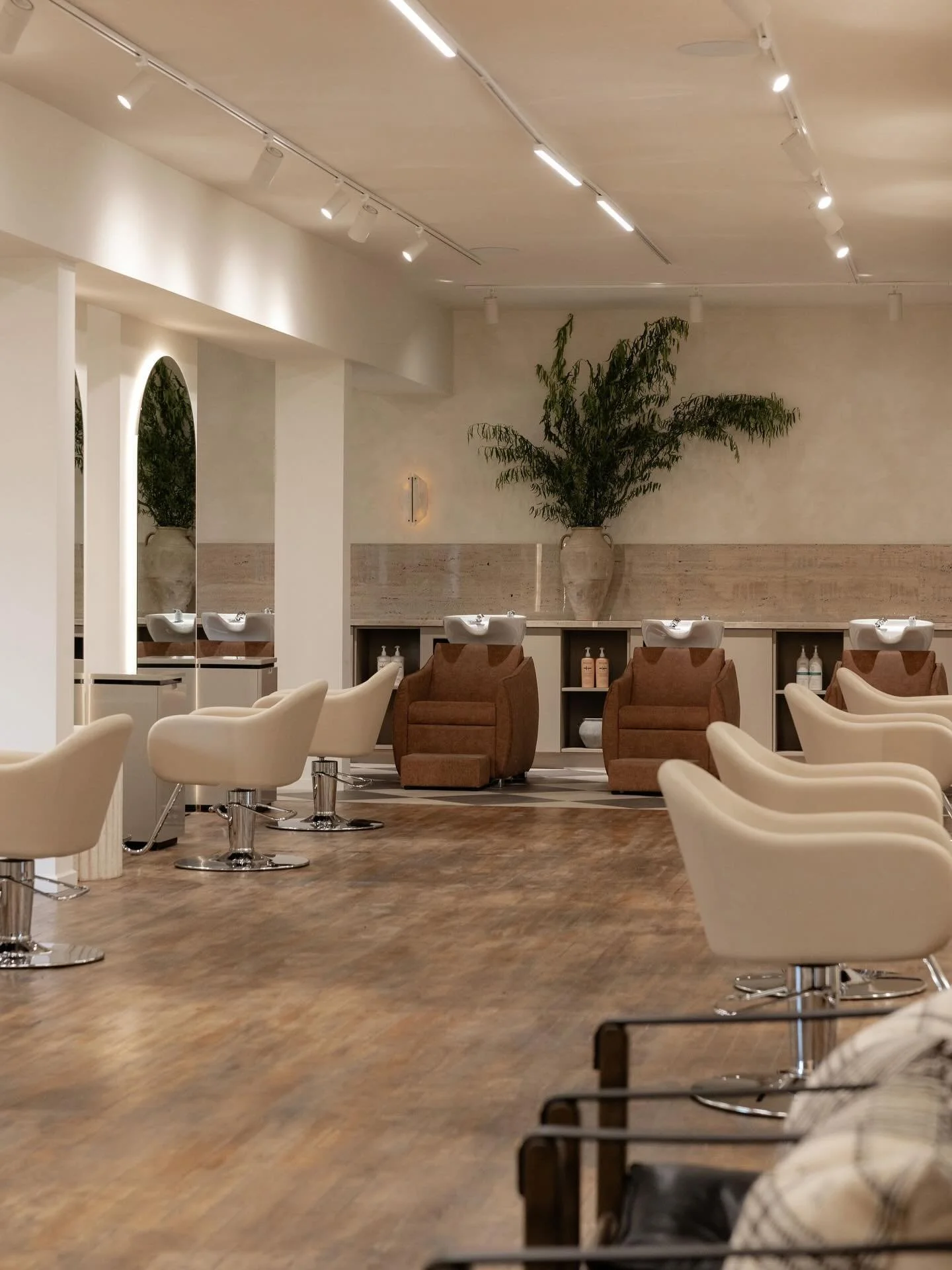 We are officially moving on to the very last space at @thatchandfringe, the hair stations &amp; shampoo bar😍 

Every selection in this salon was carefully planned from the ground up, with each material chosen to complement the next. At the shampoo b