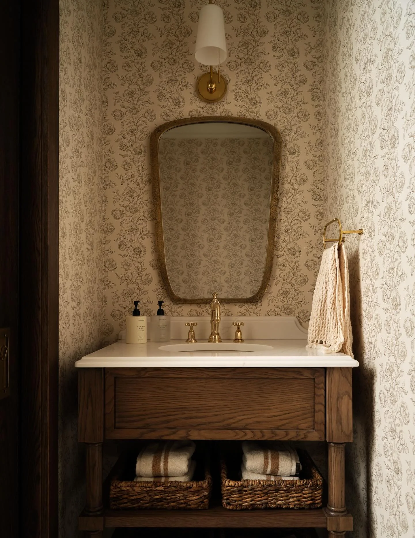 The powder bath at #ProjectTillsonburg will forever be a moment 😍 

This wallpaper from @acres.interiors this is from their custom collection and is called Mabel, in the colour Chestnut! Be sure to check them out and use our code AMBIANCEINTERIORS10