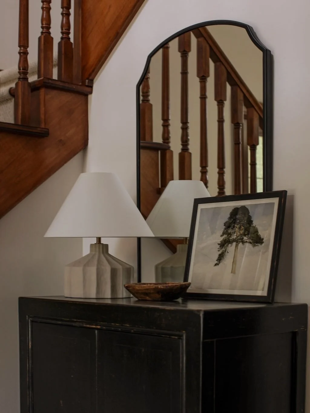 Sometimes it&rsquo;s the quiet corners that make a home feel complete. Warm wood tones, soft lighting, and simple layers that welcome you in the moment you walk through the door.

Design by @ambianceinteriors
Photography by @peachmedia_ca