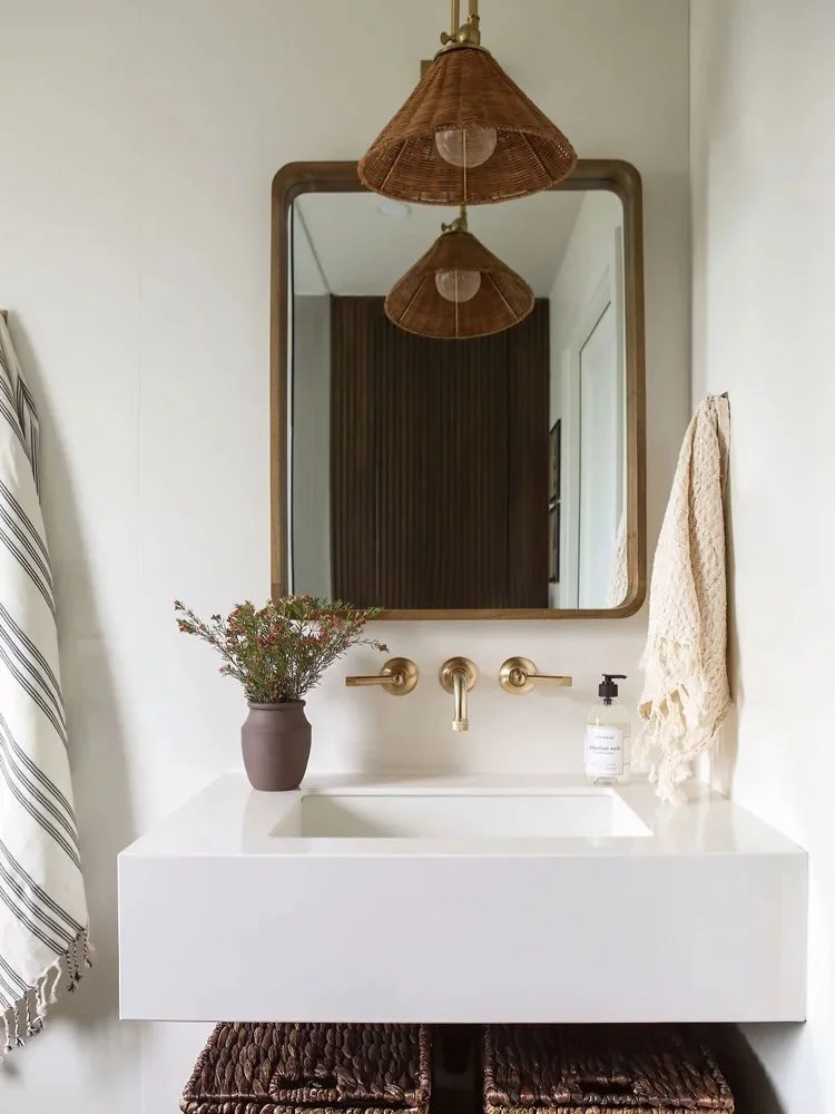 The integrated sink + vanity combo, floating shelf and walls are all finished in a glossy white porcelain from @dekton meaning zero grout lines, hello cleaning dreams!!

Design by @ambianceinteriors
Photography by @peachmedia_ca