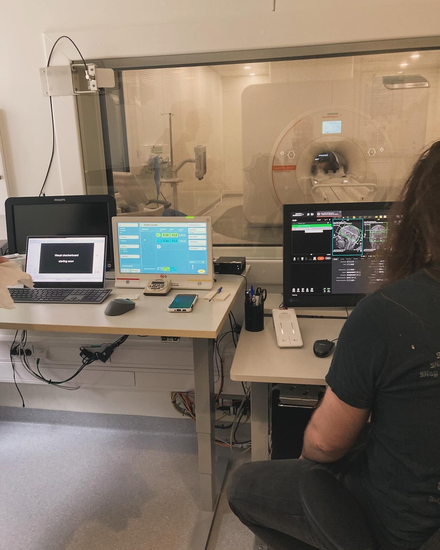 Testing fMRI sequences in the new 7 tesla @karolinskaunivsjukh in Huddinge🧠

Brave research assistant Julie Klinke is in the camera while professor Karin Jensen is testing a pain paradigm👍💫