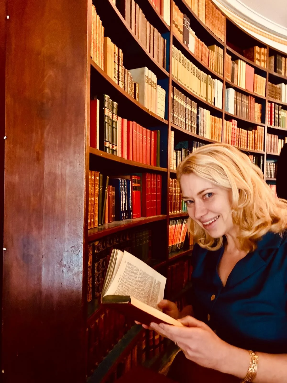 Research group leader Professor Karin Jensen working on the project &rdquo;The historical roots of the placebo control&rdquo; with Professor Racha Kirakosian @medieval_german_freiburg 🧠💫🏰