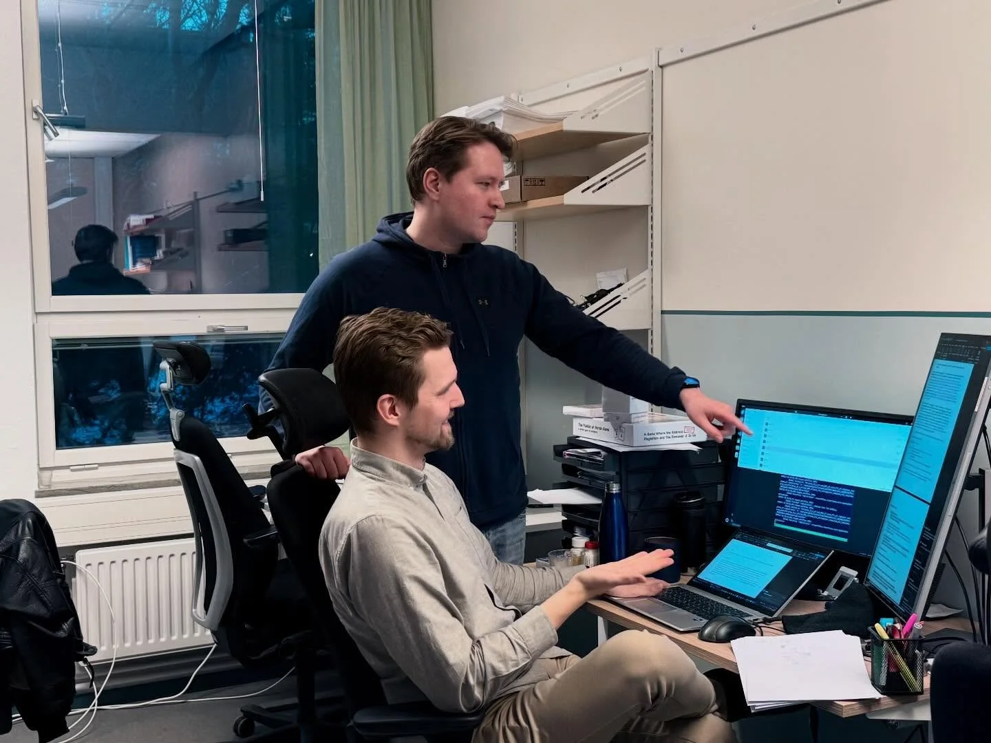 PhD students Viktor Vadenmark and Sebastian Blom&eacute; working hard on abstracts to the @iasp_pain conference in Bankok💫🧠🤓