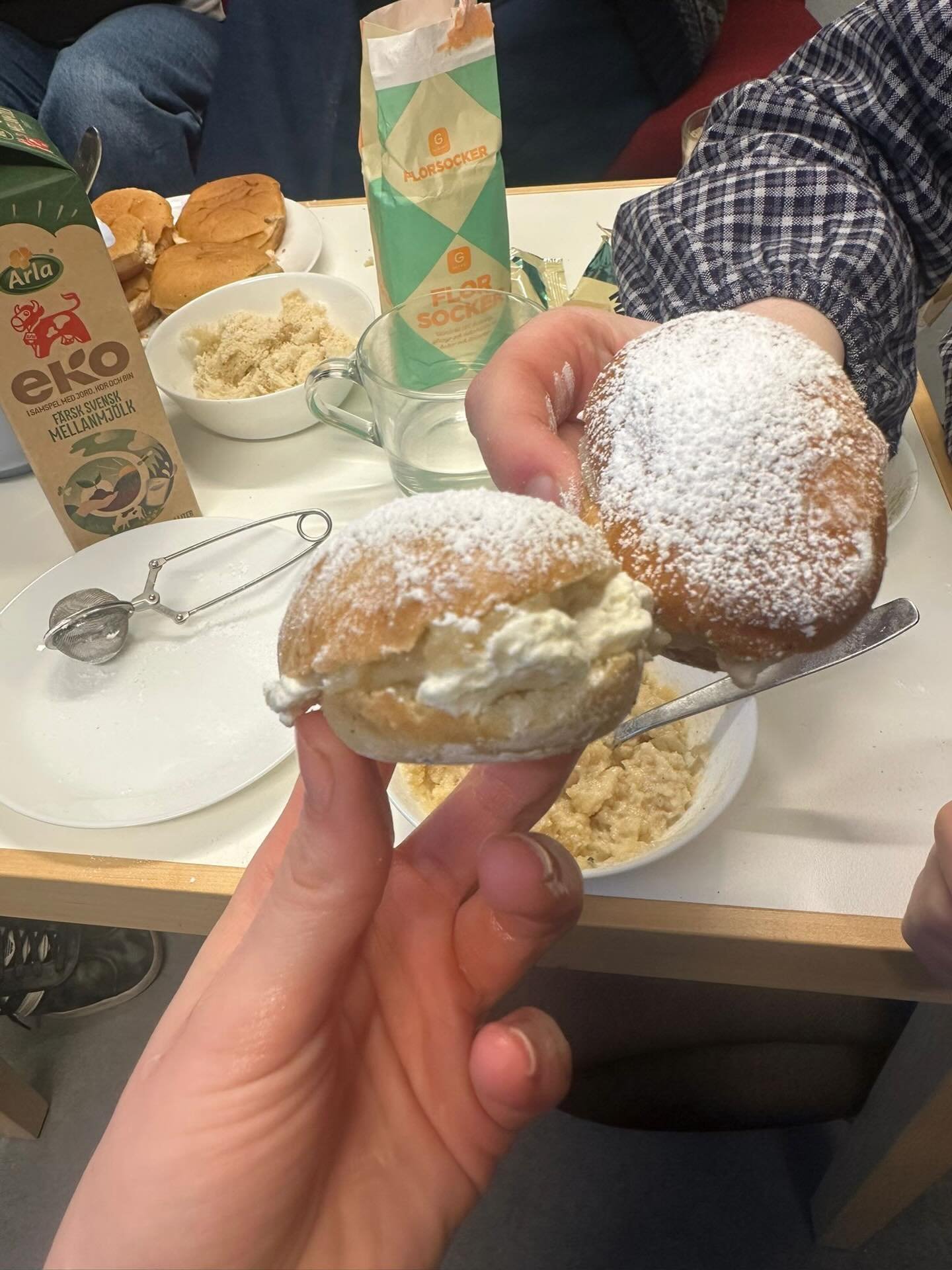 Yummy in the tummy😋 making and eating 🇸🇪 semlor in the Brain and Mind research environment🤓