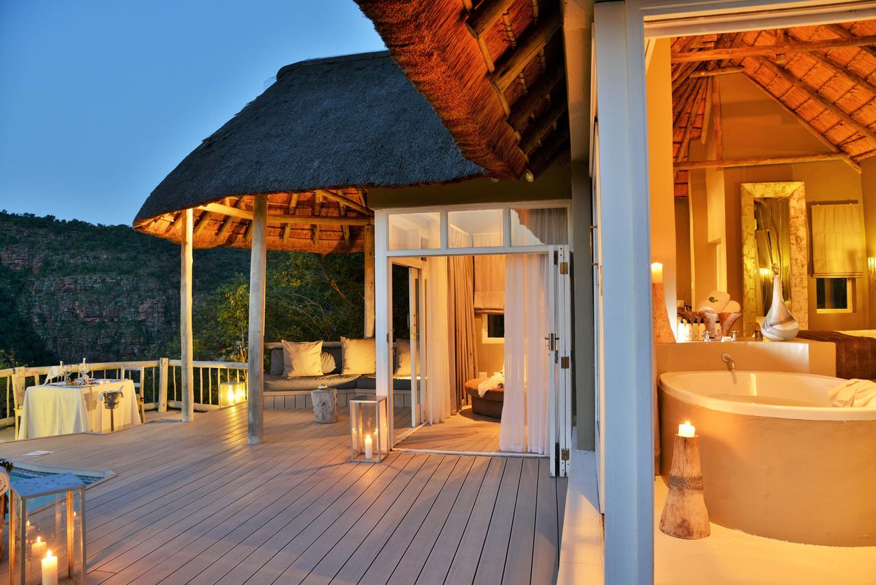 1._signature_image_clifftop_exclusive_safari_hideaway_suite_evening_1.jpg