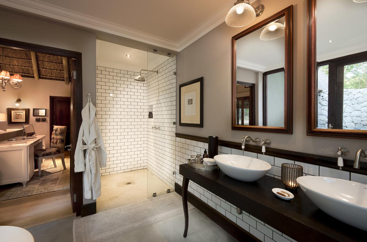 ngala_safari_lodge_-_bathroom_-_copy.jpg